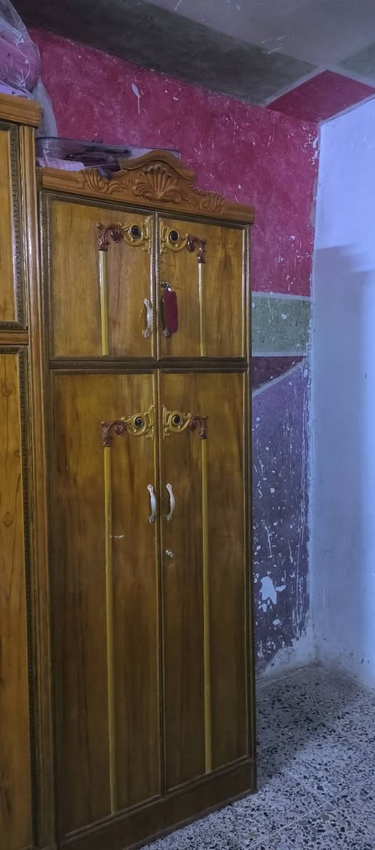 سلام عليكم غرفه اخشاب نضيفه كلش السعر 700 وبيهه مجال للطيبين
