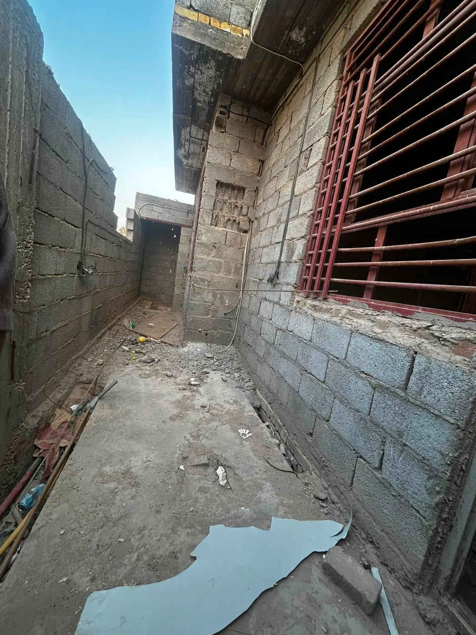 السلام عليكم ورحمة الله وبركاته

هيكل 100م للبيع يحتوي على صالة استقبال غرفة نوم مطبخ صحيات داخليه وخارجيه 

صب كونكريت كهرباء مسلك  ستاره بيتونه 

فقط ناقصه تشطيب 

مجاري +ماء + كهرباء 

مستعجل على بيعه ب43 مليون قفل 
ويرهم اقساط حسب الاتفاق

العنوان :السواده حي السجاد الثاني 

السايدين الجدد للوريات مدخل 1

وعن طريق حي الزهراء مدخل 2 

جنس العقار : 25 

رقم الهاتف :***********
