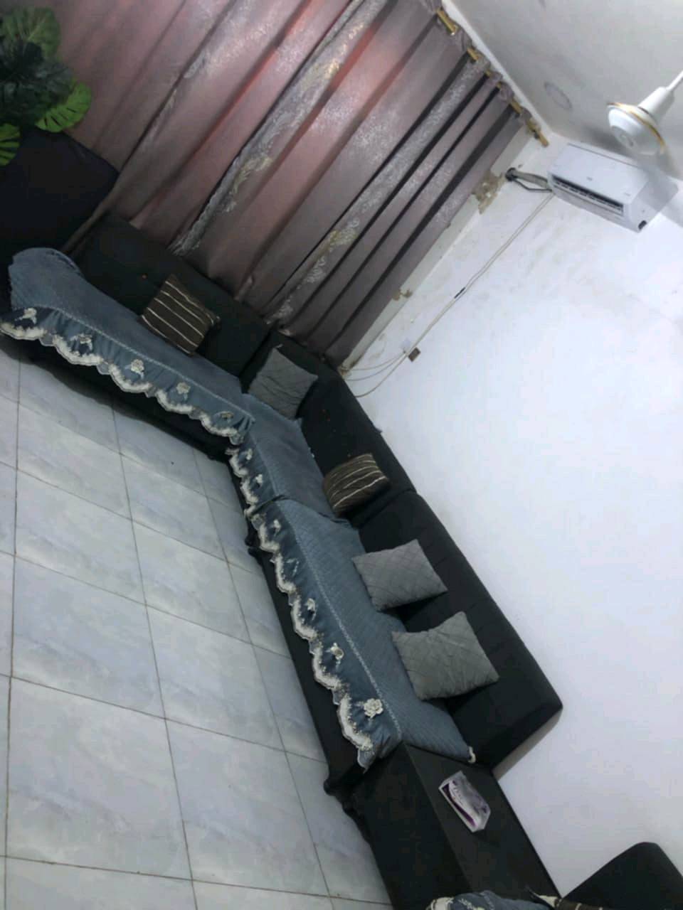 بيت طابو صرف ١٠٠م واجهة ٥م نزال  ٢٠ م طابقين بناء كامل الطابق الأرضي يحتوي على تواليت خارجي واستقبال و صالة ومطبخ وحمام وتواليت مشترك وغرفة  و الطابق الأول غرفتين وحمام وتواليت كبار وبيتونة وسطح امام البيت تشجير حديقة مسيجة ومكان يصلح كراج سيارة السعر ١٧٥ مليون وبي مجال مطلوب قرض إسكان ٥٠ مليون  القرض شامل السعر
المكان الزعفرانية حي موظفي الأمانة
رقم الهاتف ***********