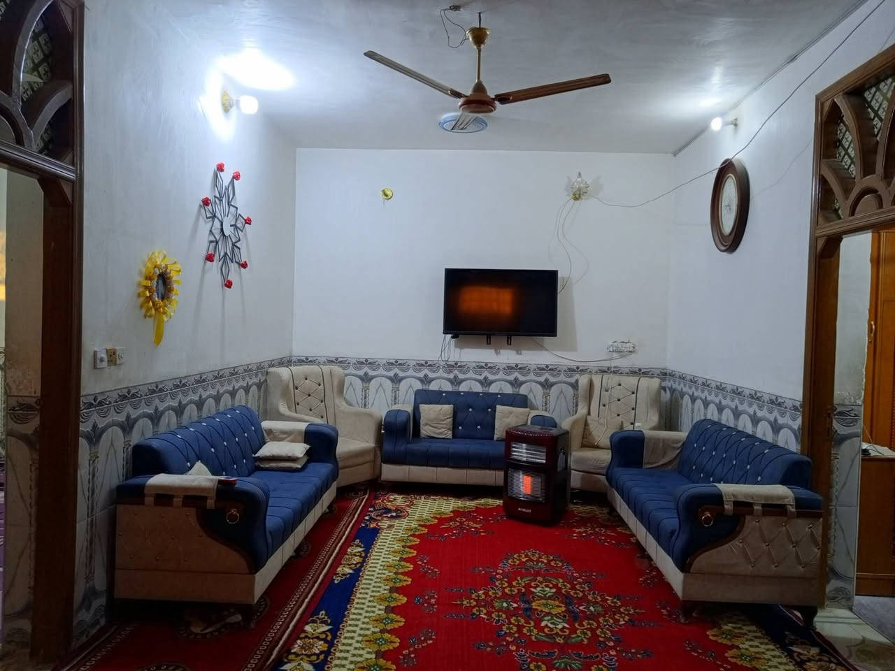 السلام عليكم
بيت طابو زراعي سند 25 مساحة 200م + فضله بجانب البيت 80م 
العنوان/ التاجية نادر الثالثة شارع 10 
البناء/ غرفتين وصالة ومطبخ واستقبال وصحيات داخلية وخارجية 
ملاحظة/ الكاونتر يباع مع البيت
السعر 90 وبي مجال 
للاستفسار اكثر خاص او الاتصال على الرقم ***********
