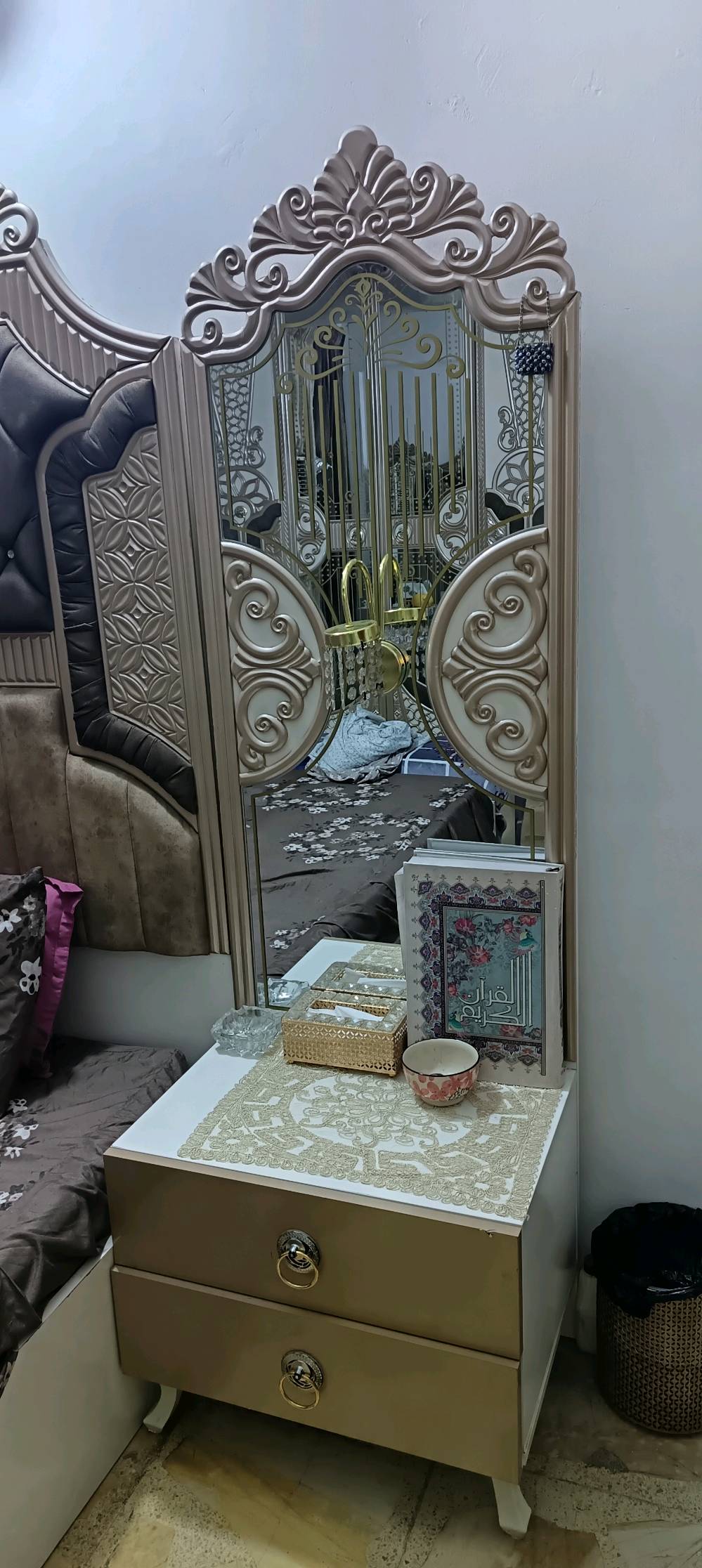 غرفه للبيع السعر 900 وبي مجال لطيبين تسعه قطع عنوان شعب بغداد
شلون حالة الغرفة بشكل عام؟ بيها خدوش، كسر، تقشير، أو أي جزء يحتاج تصليح؟: 
نضيفة 
تگدر تذكر شنو القطع التسعة بالضبط؟ يعني السرير، الدولاب، التسريحة، الكومدينات، لو شنو تشمل؟: 
نعم 