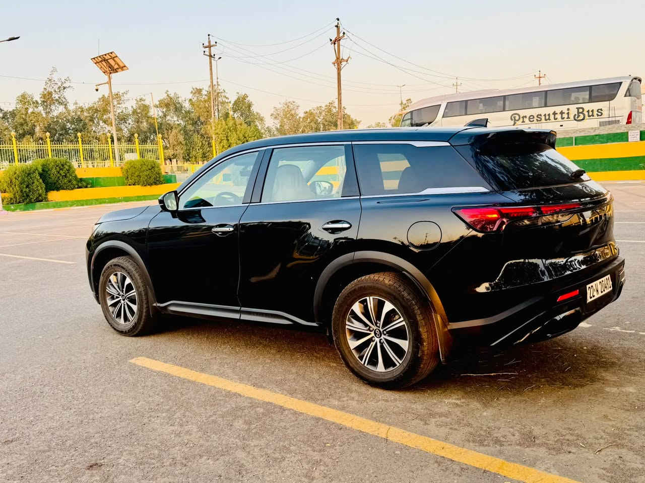 السلام عليكم
الفخامة اليابانية
 انفنتي Qx60  الشكل الجديد 
موديل 2023
اللون اسود ملكي ميتاليك
حادث بسيط بدون اي ضرر داخلي
رقم الشاصي:  5N1DL1ER7PC370341
سيارة نظيفة وجاهزة 
مواصفات عالية 
بانوراما 
بصمة 
رادارات امامية وجانبية وتحديد المسار + نقطة عمياء + هزاز ستيرن
صندوق كهرباء 
7 راكب غرفة واسعة ومريحة
مقاعد جلد + تدفئة + تدفئة مقود 
شاشة كبيرة + Apple carplay + Android Auto 
نظام صوت ممتاز
شاحن لاسلكي
محرك 6 سلندر 3500 قوي و عملي واقتصادي 
ناقل سرعة 9 نمر 
4 وضعيات قيادة 
مرايا شفط
اضاءة لد ذكية 
بصمة صوت للتحدث مع السيارة
ومواصفات كثيرة اخرى 
السيارة ناعمة وعزلها قوي 
السيارة داخلة للعراق شهر 12/2025 واستخدام بالعراق جداً قليل 
رقم اربيل بإسمي
مكان السيارة بابل
السعر  29500$ (295) ورقة
***********
