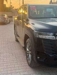 اسلام عليكم  للبيع لا ندكروز موديل 2022 ساز ام الضمان  شاشات تطبيق ماش...