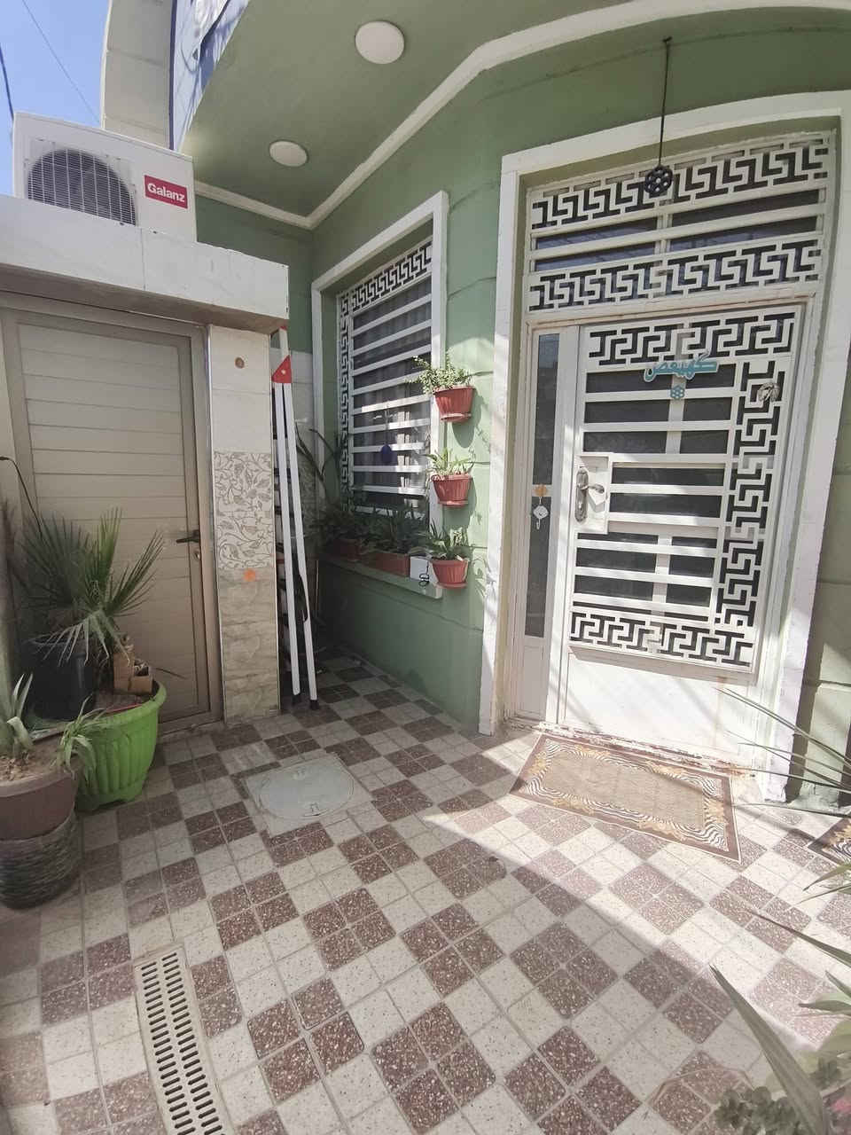 منزل حديث للبيع في الزعفرانية - فرصة مميزة للسكن!
الموقع: محافظة بغداد - الزعفرانية.

المعالم القريبة: بالقرب من صيدلية نبع الخير وأسواق تجارية كثيرة (قريب من الشارع العام).
المساحة: 104 متر مربع.
التفاصيل (طابقين): 3 غرف نوم، 3 حمامات، مطبخ، بلكونة، منور، استقبال، بيتونة، مع سطحين.
نوع الملكية: طابو صرف.
ملاحظة: بناء حديث.

للتواصل والاستفسار عن السعر:
يرجى الاتصال على الرقم: ***********
(التواصل متوفر أيضاً عبر الواتساب).

