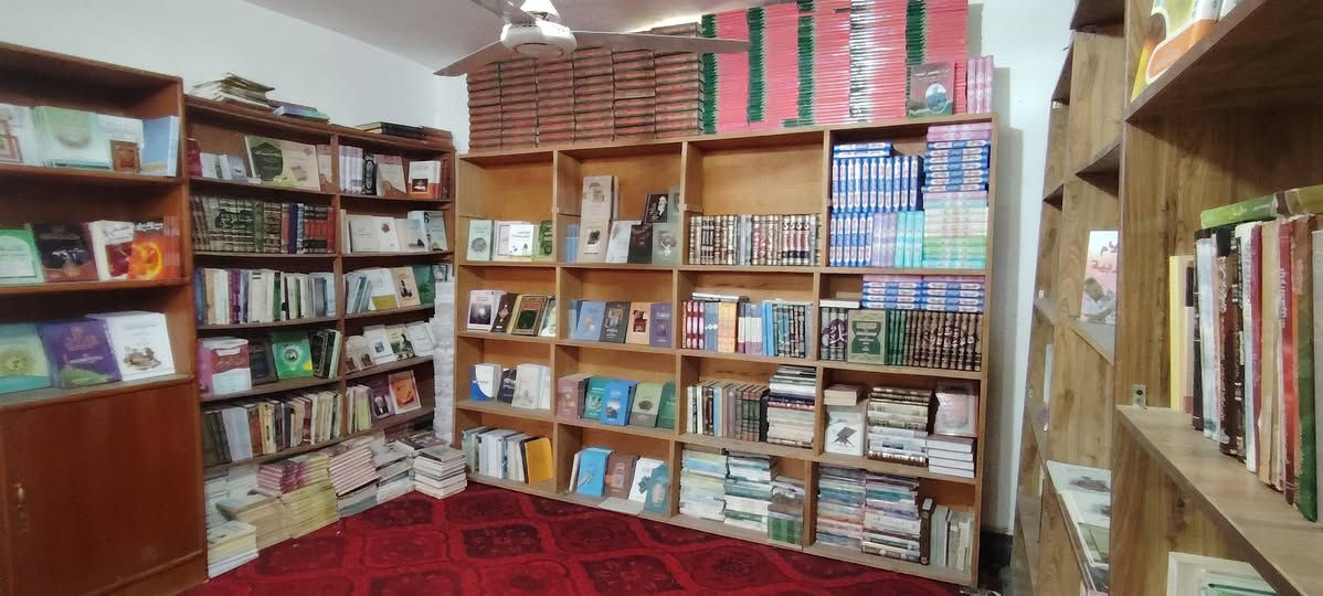 📚✨ نحو مكتبةٍ بيتية... نحو بيتٍ يزهر بالعلم والمعرفة ✨📚
يسرّ مكتبة الإمام الباقر (ع) أن تعلن عن توفّر مجموعة متكاملة ومتنوعة من الكتب التي تلبي مختلف الاهتمامات، وبأسعار الجملة.
📖 متوفر لدينا: 🔹 كتب دينية وعقائدية
🔹 كتب أخلاقية وتربوية
🔹 كتب تاريخية
🔹 كتب ثقافية وفكرية
🔹 كتب متنوعة للكبار والصغار
🌱 اجعل في بيتك مكتبة، وفي يد أبنائك كتابًا، وفي عقولهم نورًا.
📍 المكان: قضاء الفجر – الصداقة، طريق ميسلون
🏠 مجمع آل البيت (ع)
📞 للاستفسار والتواصل:
***********
***********
مكتبة الإمام الباقر (ع)
📚 كتابٌ اليوم... ووعيٌ يبقى للأجيال.
