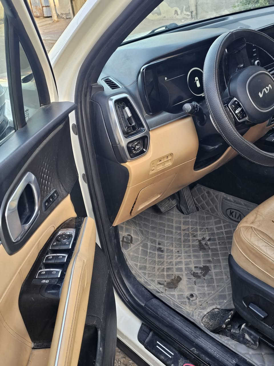 سورنتو ٢٢هايبرد بيضاء بصرة ملكي مكفولة باسمي وارد كوري اصل ماشي ٧١كم فول فول ت*********** السعر النهائي ٢٢٥
