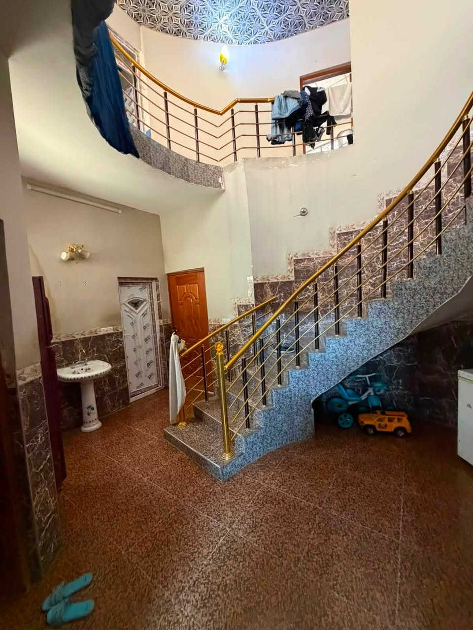 مشتمل للبيع
بالجامعة مقابل الكفائات📍
مساحة 150م واقع حال 200م
طابقين 4غرف نوم + باقي التفاصيل
ركن شارع30م 
***********
