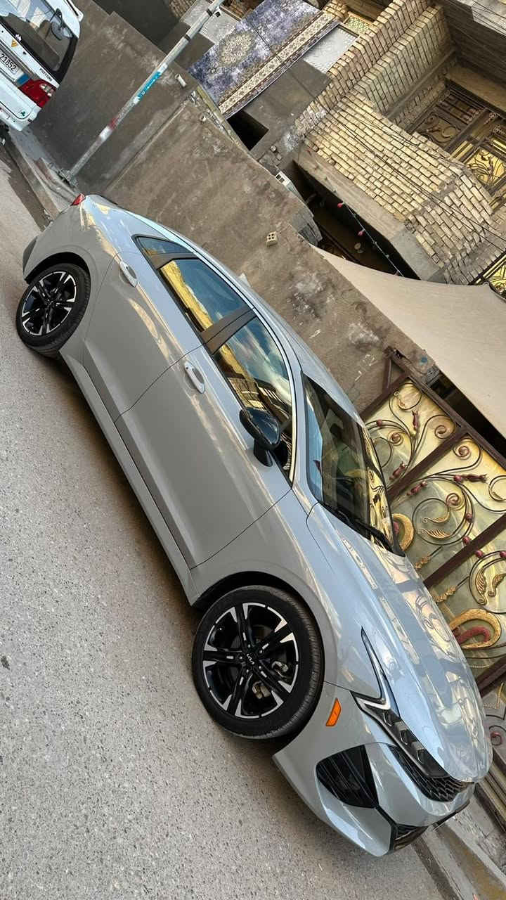سلام عليكم 
كي فايف موديل ٢٠٢٤ 
وارد امريكي جيتي لاين 
فول مواصفات عده الفتحة 
تحكم ستيرن اشاير بلمري 
حساسات رادار امام وخلفي 
سياقة ذاتية كشنات كهرباء 
بعد بيها هواي مواصفات 
السيارة جديدة مابيها نقص 
حادثها موجود بلصور 
تبريد تدفئة كير ومحرك كفالة 
صدرها جديد تخم تاير جديد 
ماشية 42 الف كيلو 
سعرها 181 ورقة وبيها مجال 
العنوان مدينة الصدر 
الرقم ***********
