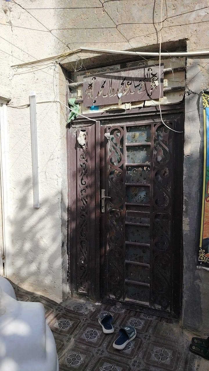 سلام عليكم دار مساحه 200متر طابو زراعي تحتوي ع غرفتين وصالتين صحيات داخلي وخارجي ع شارعين بي باب خلفي وامامي عنوانه النجف شارع المطار الجديد قرب رادار المطار عمود 38سعر 65 بي مجال شراي يتصل ع رقم ***********
