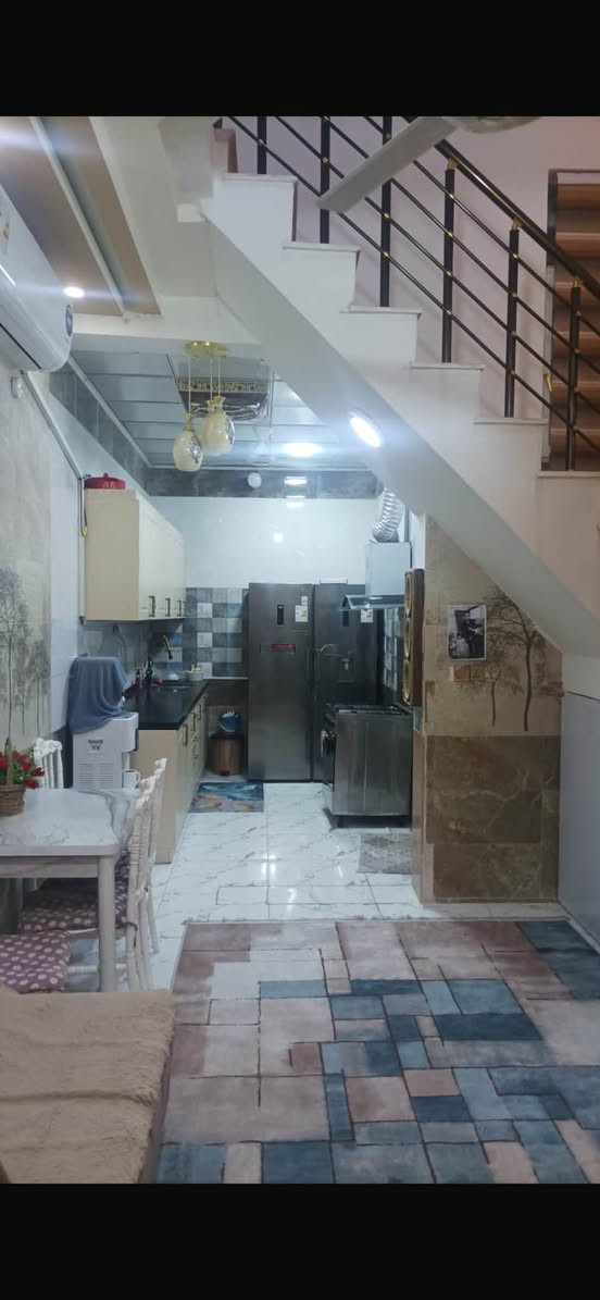 للبيع دار حي الزهراء ٥٠ متر طابقين غرفتين نوم وصاله واستقبال ومطبخ شارع ٦ متر بناء جديد للاتصال *********** مجتبى معله او مراجعه مكتب ضي الحسن للعقار النجف الاشرف حي الزهراء مقابل جامع الزهراء

