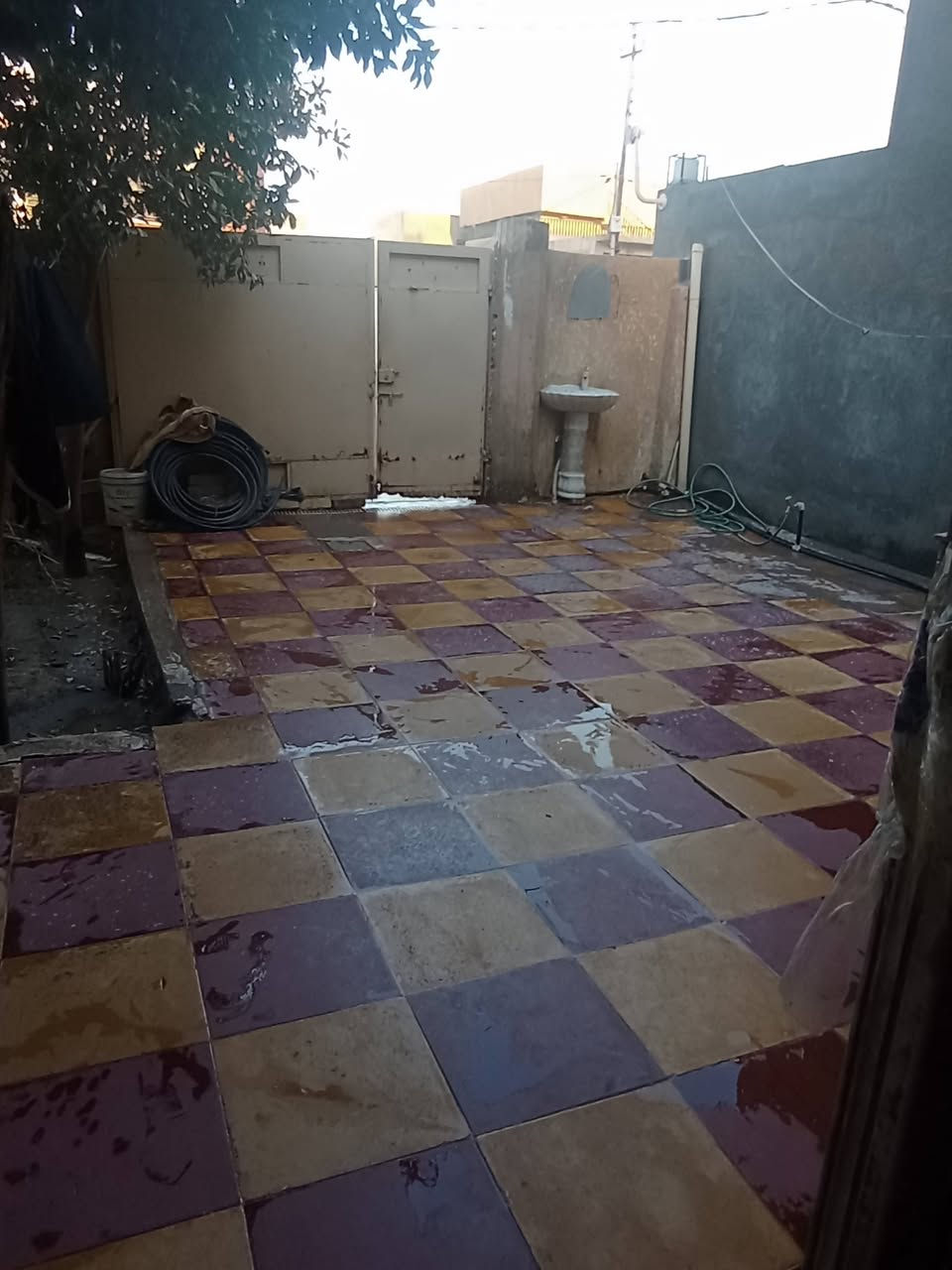 بيت للبيع بابل حله الاساتذه الاولى موقع تجاري طابو صرف قريب جدا من ثانوية قاسم السباك للمتفوقات مساحه 200متر عالي عن الشارع  يحتوي على غرفتين نوم صاله هول مطبخ صحيات داخليه و خارجيه كراج سياره وحديقه الارضيه مرمر تبليط ومجاري عرض الشارع 25متر السعر 425 مليون بي مجال للاستفسار الاتصال على الرقم ***********
