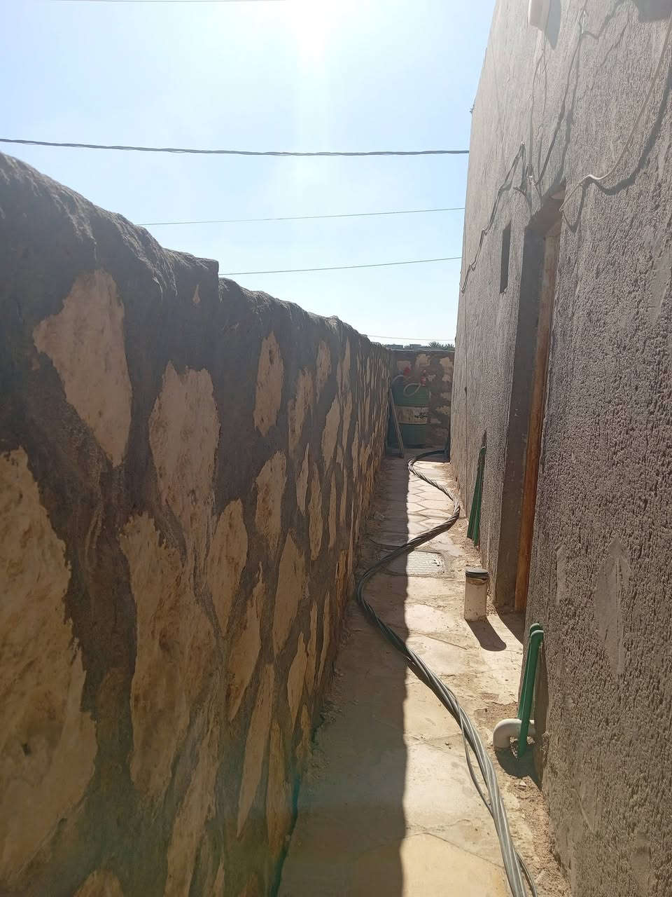 بيت للبيع مساحه 210بحي الامين الاولى بنزلة الانشائية حسين الميالي ديوانية يبعد عن الشارع 300م طابع زراعي سند 25جميع الخدمات متوفرة من تبليط وكهرباء ومجاري وكيبل ضوئي 
غرفتين
صالة
استقبال
مطبخ 
طارمة +منور
صحيات داخلية وخارجية 
السعر 70مليون وقابل للتفاوض 65ايضا 
للاستفسار الاتصال على الرقم. ***********
