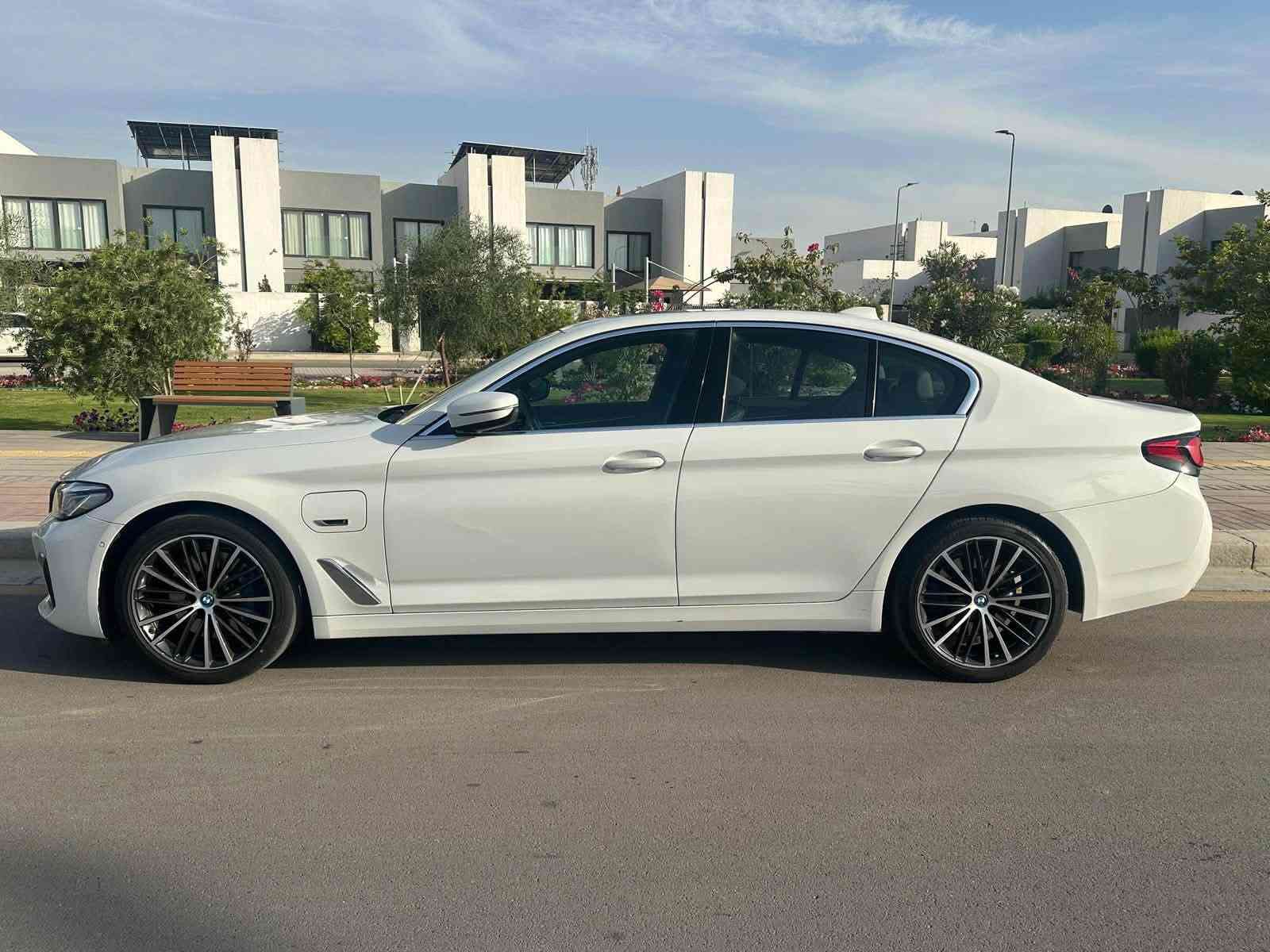 BMW 530E
موديل 2023 مواصفات بلكن هايبرد بانزين 3 انظمة ماشيه 57000 الف وارد امريكي صبغ فقط جاملغ خلفي + بارد بسيط بالباب 
بدون دواخل بدون ايرباك رقم بغداد 
السعر 31500$ وبيها مجال 
للاستفسار : *********** متوفر واتساب
