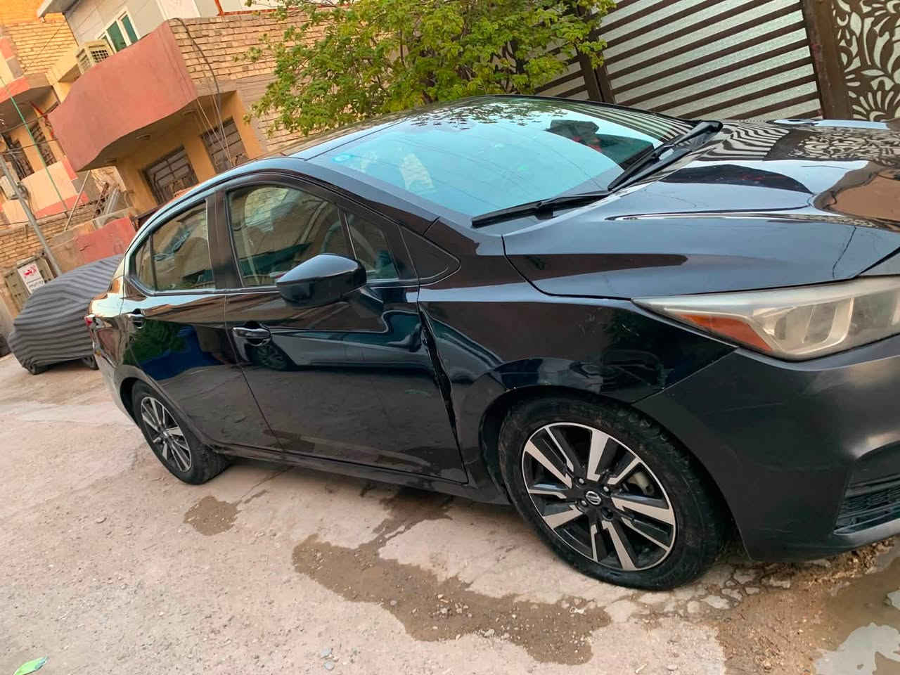 نيسان فيرسا موديل2022 sv وارد امريكي بيه ضربات خفيفه موجوده في الصور سعر94ورقه وبيه مجال رقم ***********
