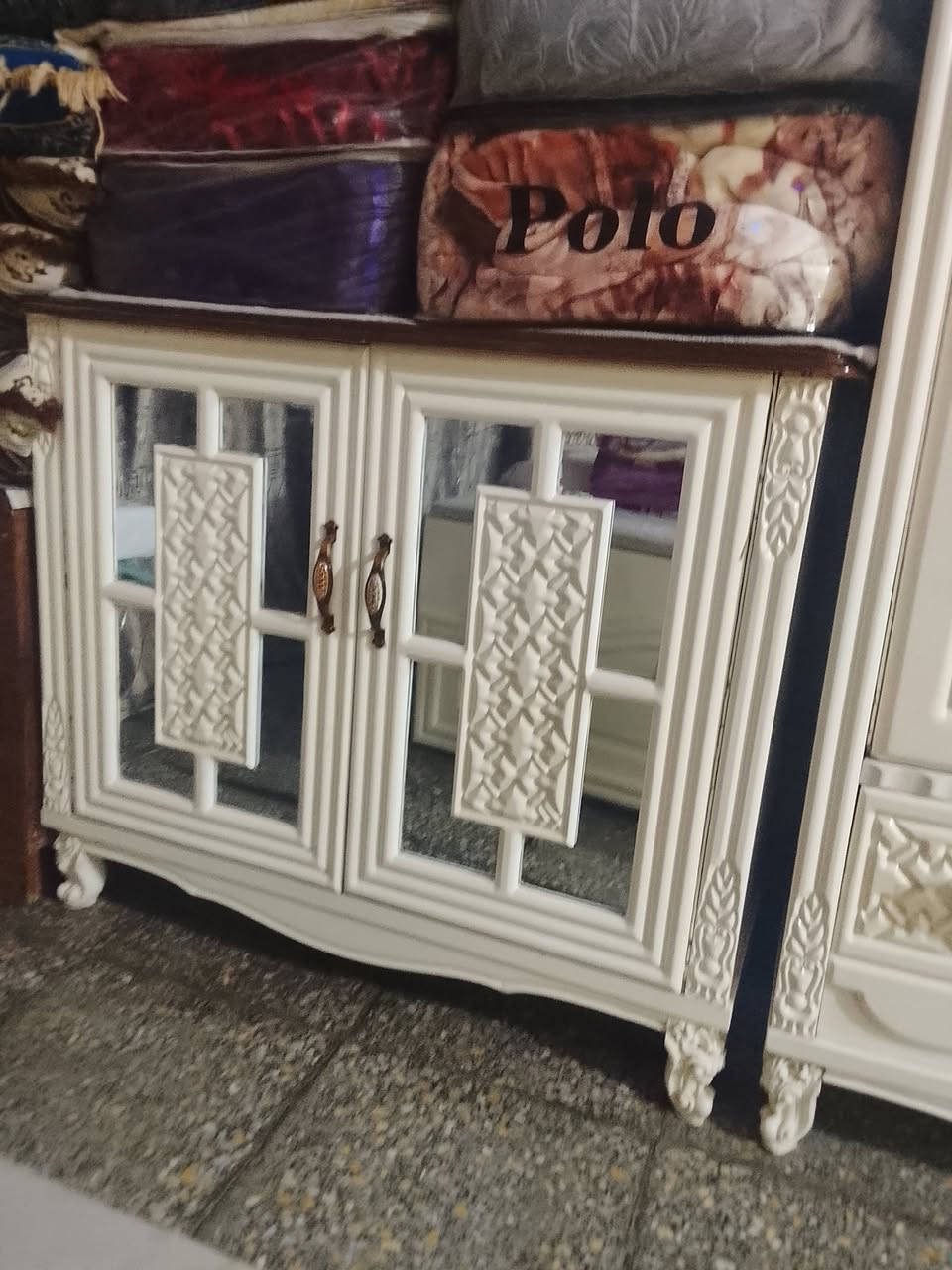 سلام عليكم عندي هاي غرفه النوم عراقيه سبع قطع 
سعره ميلونين وربع رقم هاتف ***********عنوان بغداد
