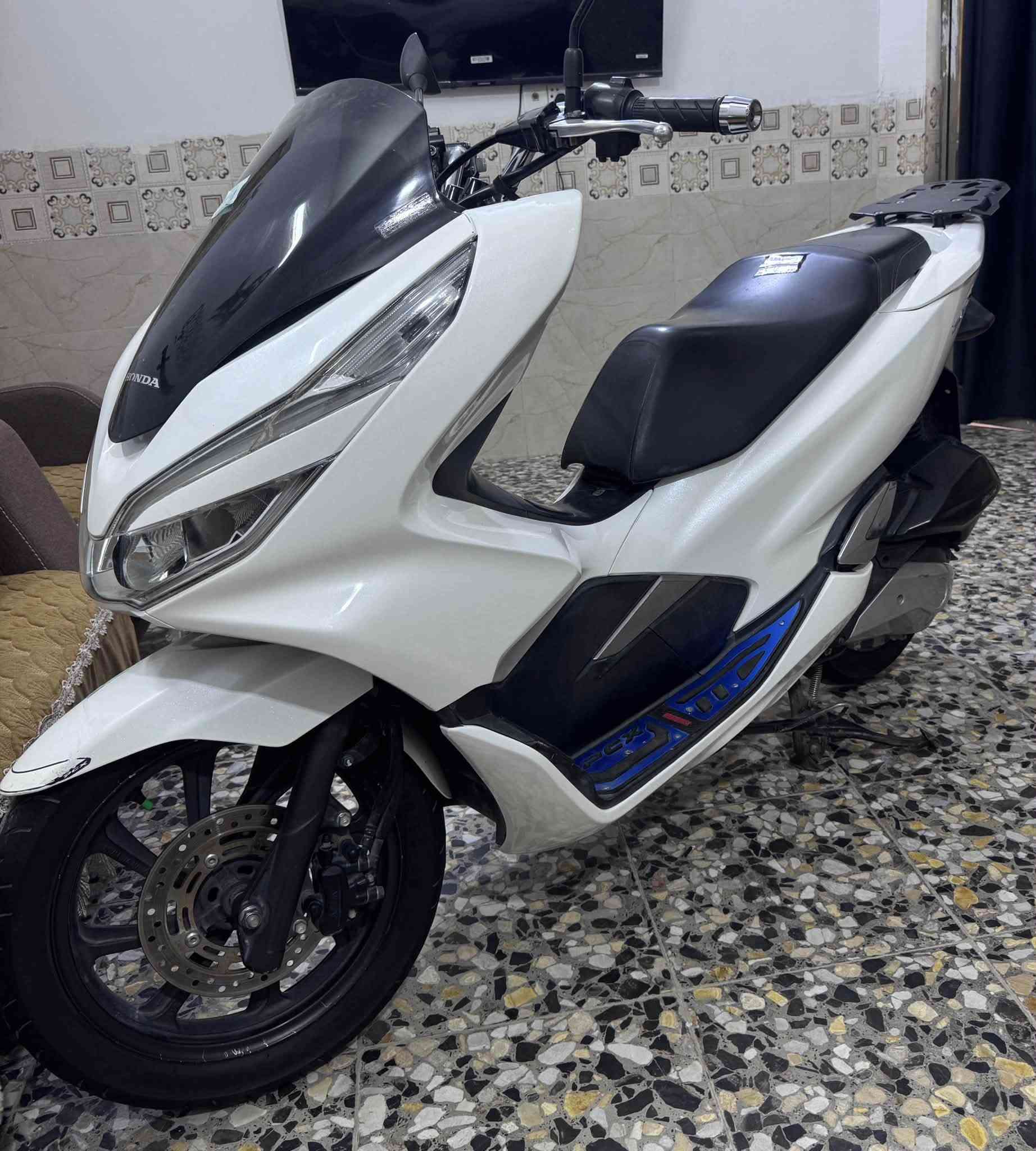 سلام عليكم PCX جيل الثالث ياباني
 نازله من المعرض قبل 4 اشهر 
الدراجه بحاله الوكاله وياها منفيسهة وكتلوكاتهة
ماشيه 28k✅
حساس ازدحام✅
حساس ستان ✅
الدراجه كفاله من التاير للتاير اي نقص مابيه  
وشرط الضمان ✅
السعر 18ونص
مكاني الامين الثانيه شراي اتصل*********** 📞
