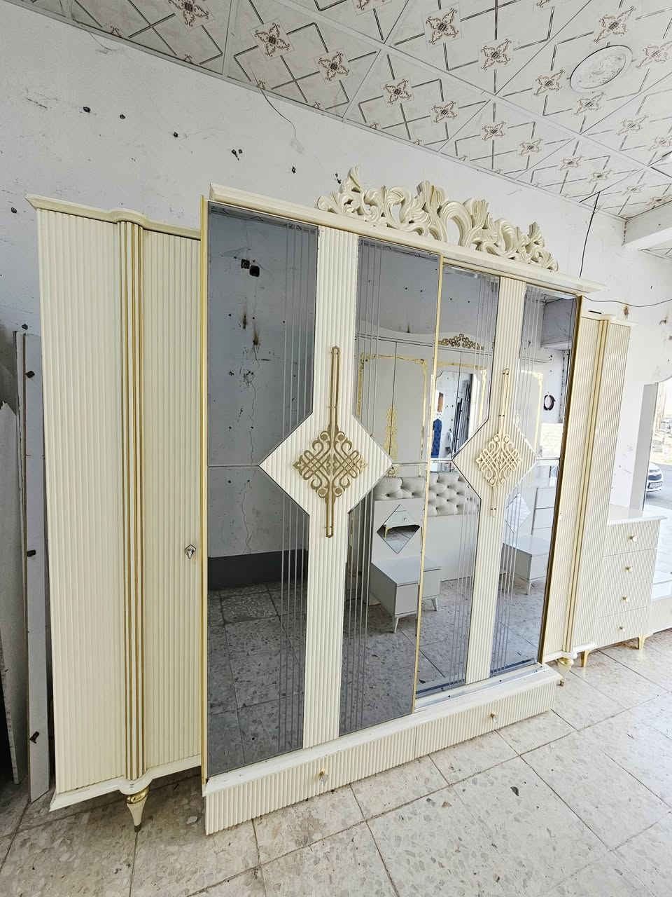 معرض الاخوين غرف نوم ملكية اخو الجديد اي عيب 
مابي هم ابواب وهم اسلايت ٩ قطع سعرها فقط ٧٠٠ الف
مع توصيل وشد كامل داخل الموصل شراي اتصال 📞*********** واتساب ***********
