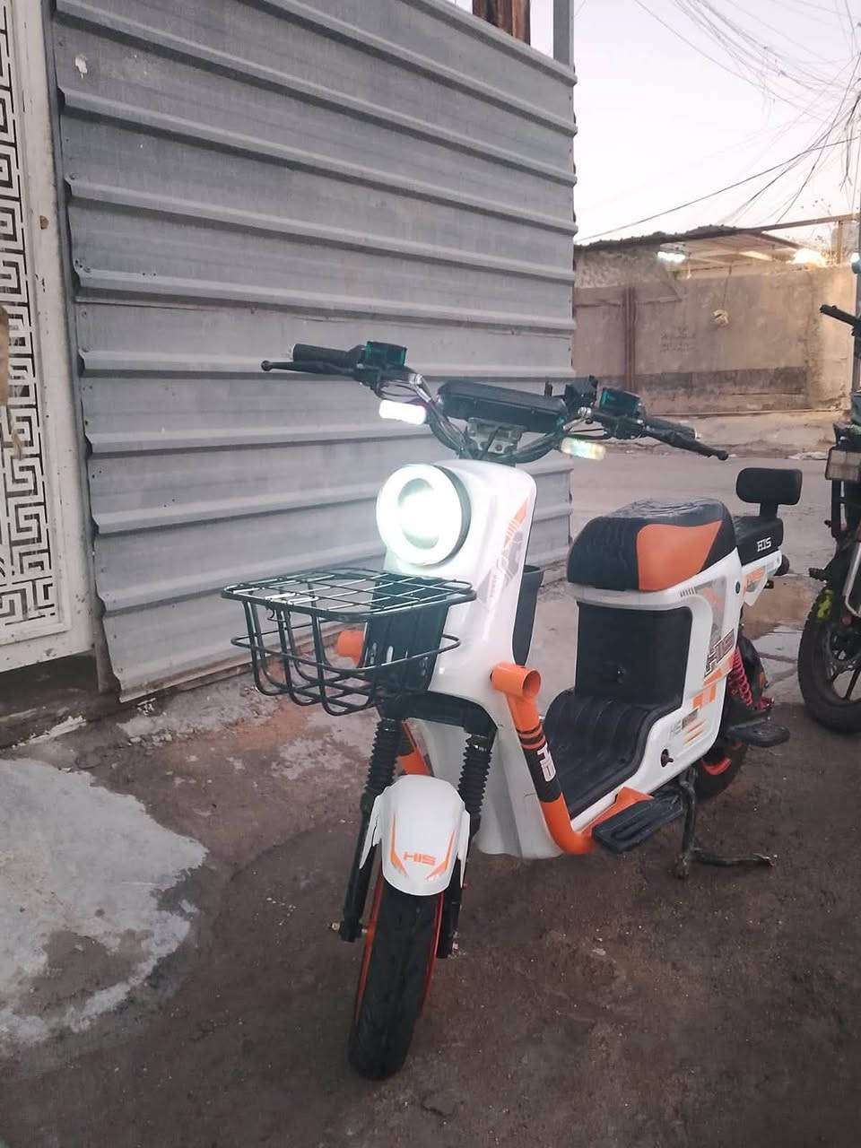 سلام عليكم دراجه شحن بلاديه نضيفه من كولشي ***********.سعره 400 وبيه مجال مكاني بغداد البياع

