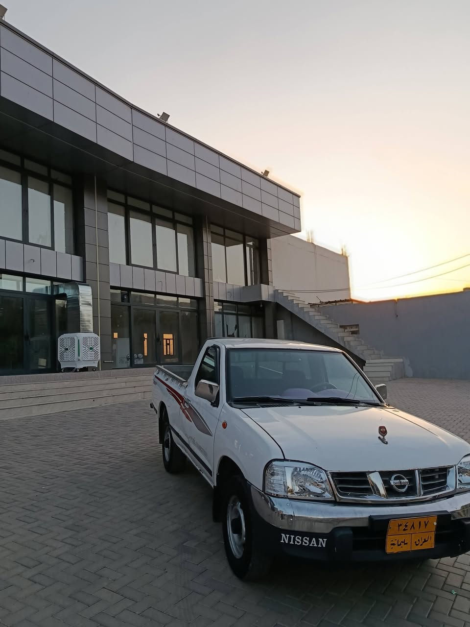سەرەتا بەناوی خوا
نیسان تاک مۆدیل ۲۰۰٨ چوار قولاپ 
سەنەوی بەسەر نەچوە بەناوی خۆمانەوەیە 
٤ تایەی لۆکی لەژێرە دینارێک مەسرەفی نییە 
دەعمو لێدانی نییە پێشو دواو شەنسی بەشەرت 
گێڕو مەکینەو عەکسلی بەسەرتی ۱۰۰ فیتەر 
تەبرید لەسەر سویچ ئیشەکات 
حیزام بۆیاخە سەقفی بەشەرت 
شوێن سەیدسادق 
گۆڕینەوەم نییە بەس فرۆشتنە 
سیعری ۷٥ گەڵاو معامەلە 
*********** ڤایبەرو وەتس ئەپی لەسەرە
