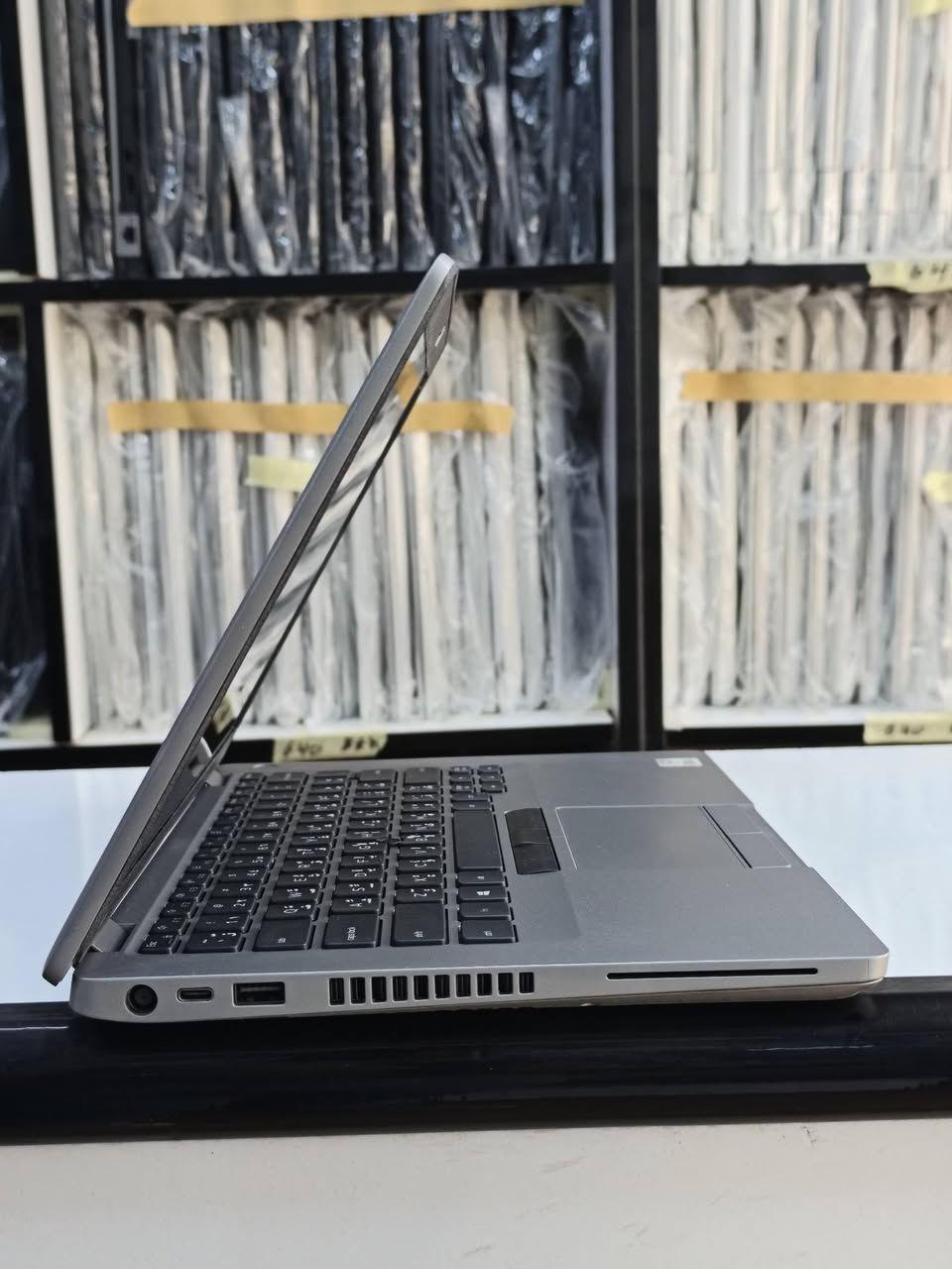 DELL LATITUDE 5410 🔴🔴🔴 
المعالج كور اي 5 الجيل العاشر 
الرام 8 كيكا DDR4
الهارد 256 كيكا m.2
حجم الشاشة 14 
ضمان 10 ايام استبدال في حال وجود مشكلة 
متوفر توصيل لكافة المحافظات 
السعر 285 الف شامل التوصيل 
للتواصل و الطلب خاص او واتساب ***********
