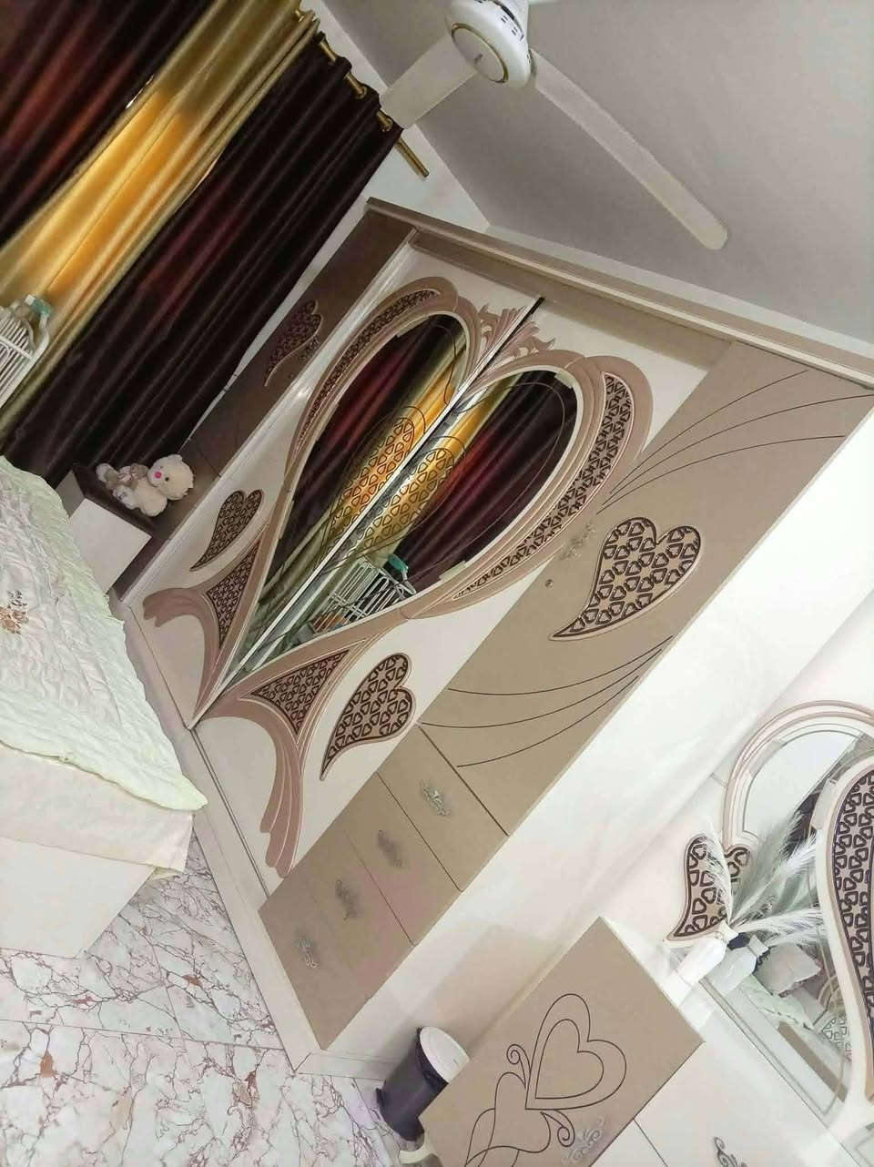 لبيع غرفة تركية درجة أولى ٩ قطع رايدها ٧٠٠ وبيها مجال ***********
