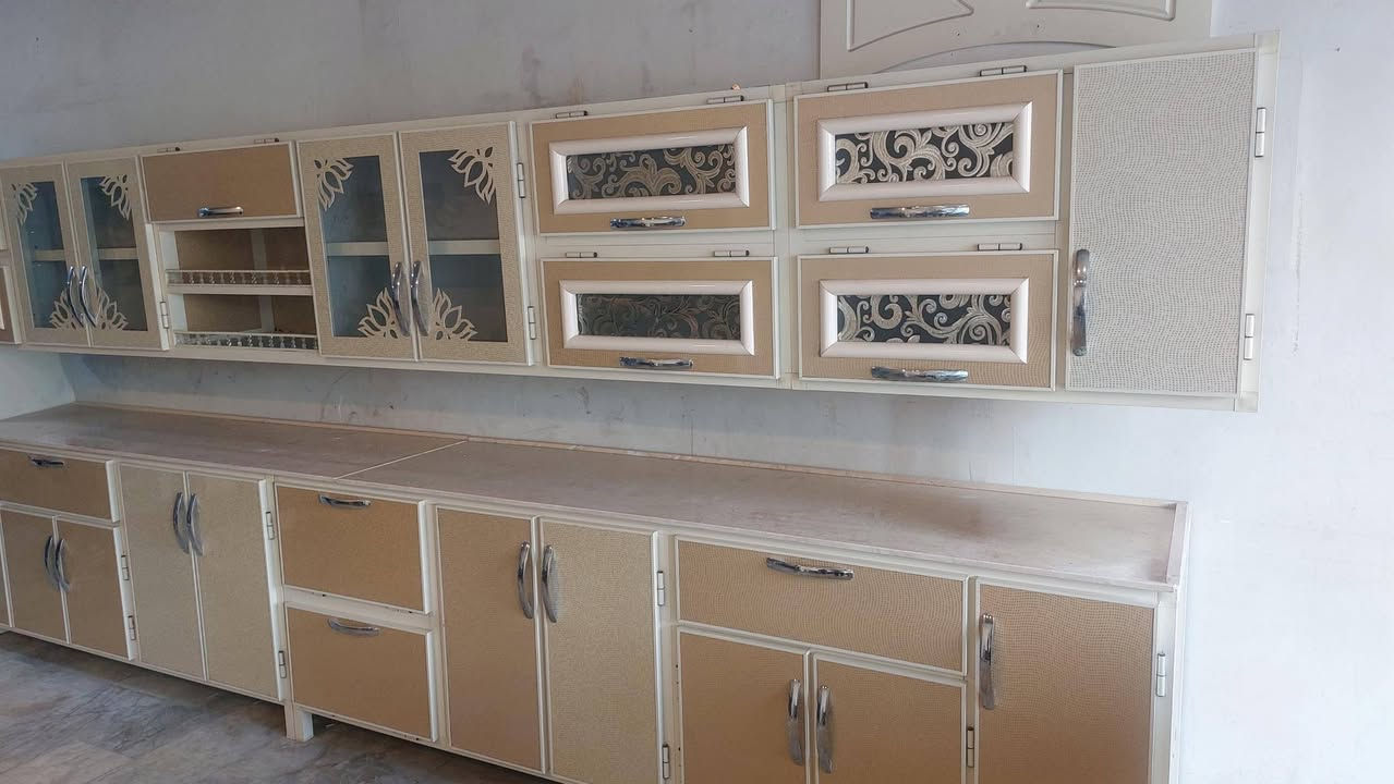 كاونتر مستعمل اخو الجديد للبيع 

طول الكاونتر الأرضي  4.50متر
طول الملحق 4.80متر
سطح الكاونتر مرمر طبيعي وليس صناعي
 
مقاطع ثقيلة درجة أولى 
رفوف الأرضي والملحق من الاربع جهات محاط بمقاطع الألمنيوم وموضح في الفيديو 
كذلك الرفوف من الكابون الثقيل الذي يستعمل في ابواب الواجهات حيث يتحمل الأوزان الثقيلة
نرمادات حفر الأصلية
للاستفسار : ***********
