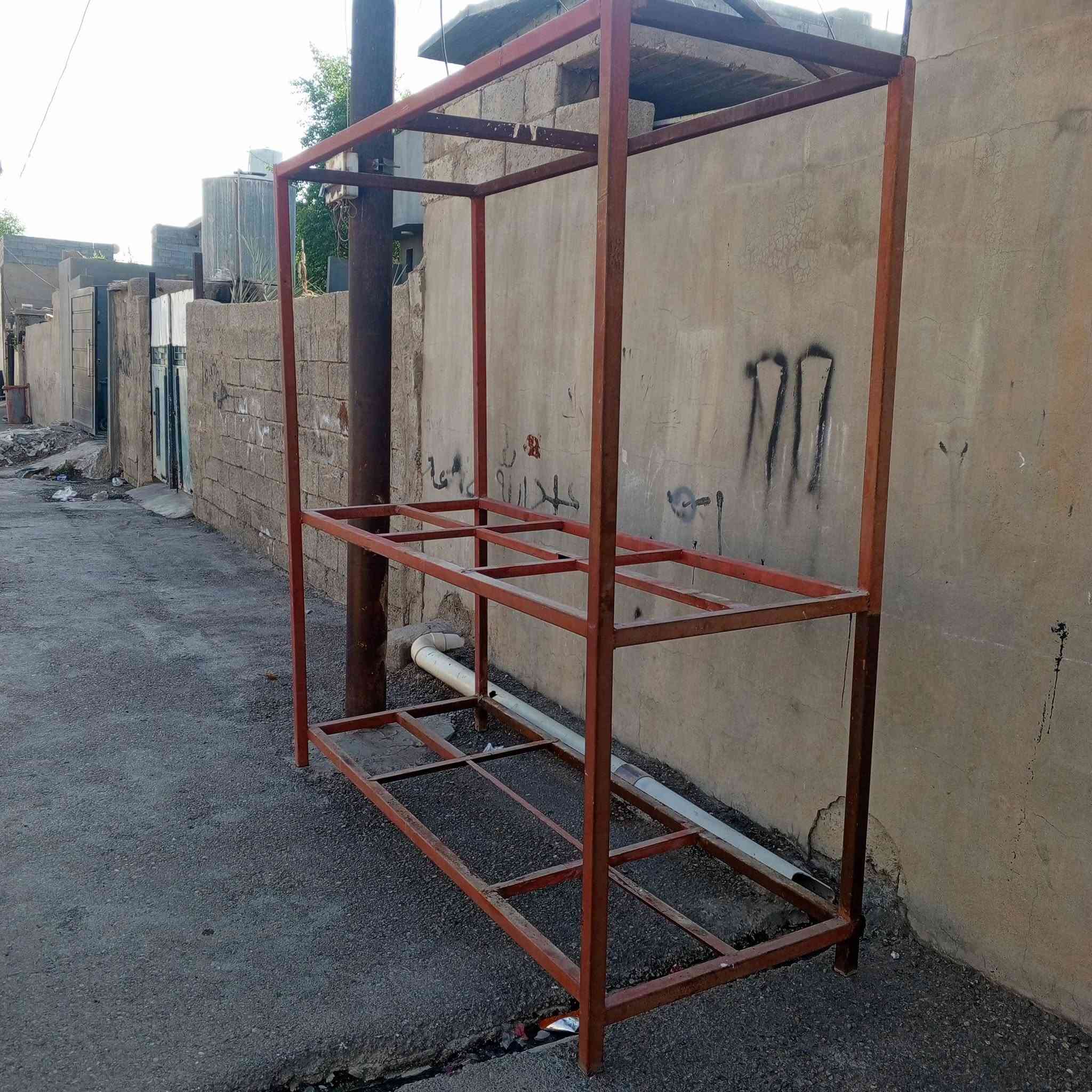 ميز  حديد للبيع سعر 35وبيه مجال 
 الاتصال ع الرقم  لشراي *********** العنوان كركوك 
حي العروبه
