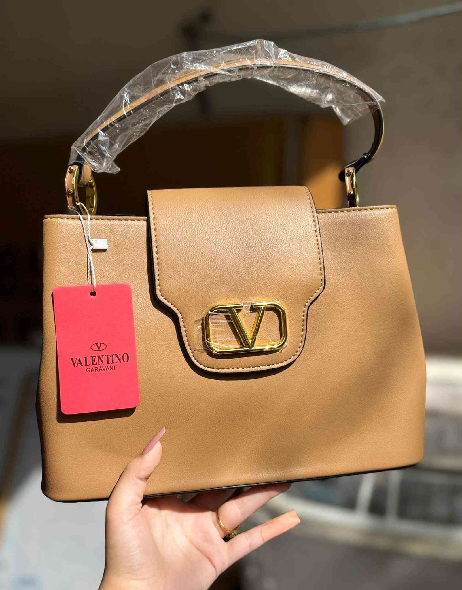 شنطة • ماركة فالنتينو