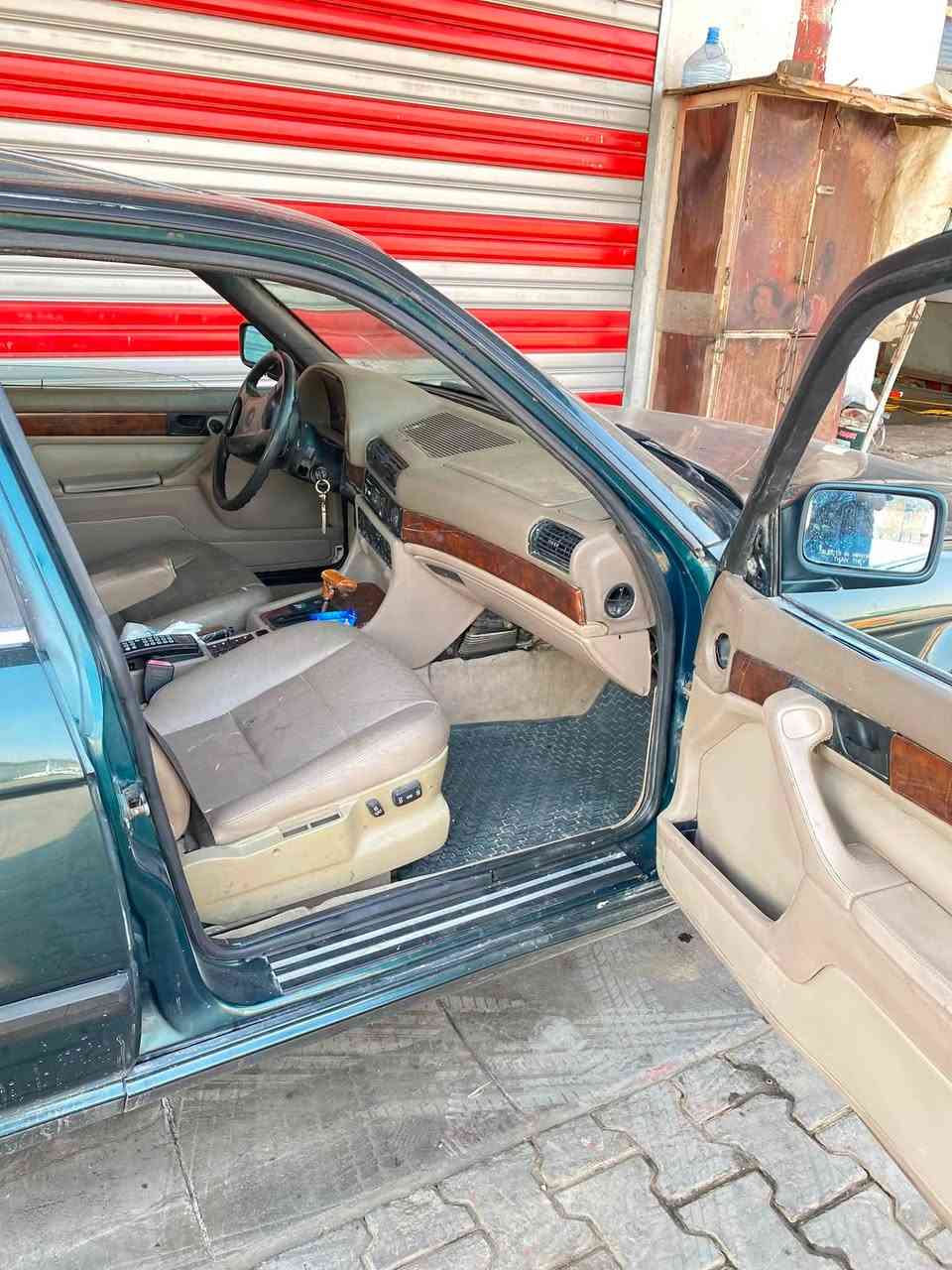 السلام عليكم BMW حجم 730  .8 سلندر بجم عريض سياره جاهزه دواخل جديده تخم تاير ويل شعاع بعده ستوني شاده حداديه امامي جديده خلفيه 70 بلميه كهربائيات كلهه شغاله تبريد شغال سياره بأسمي تحويل مباشر السعر 50 وبيه مجال ***********
