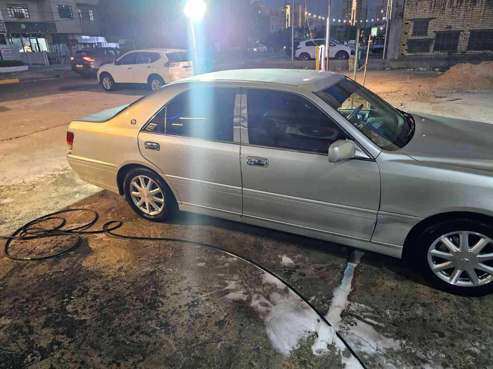 السلام عليكم من رخصه الادمن 
سيارة تيوتا كراون 2000
اللون بحري
محرك ديفور الجبير 
السيارة رقم بغداد  
مكفول من الكص ونقل الجثه  السيارة اصوليه قرار 48 وبسمي 
بيها طخه في الجاملغ على البارد وموضحه بصورة 
السيارة صدر جديد 
و تايرات جديدة 
تبريد ثلج 
السيارة فول عدى الفتحه
تحوير فوك جوة نجف 
السعر 155 وبيها مجال حك الجيه 
العنوان بغداد حي العامل 
رقم صاحب السيارة ***********
