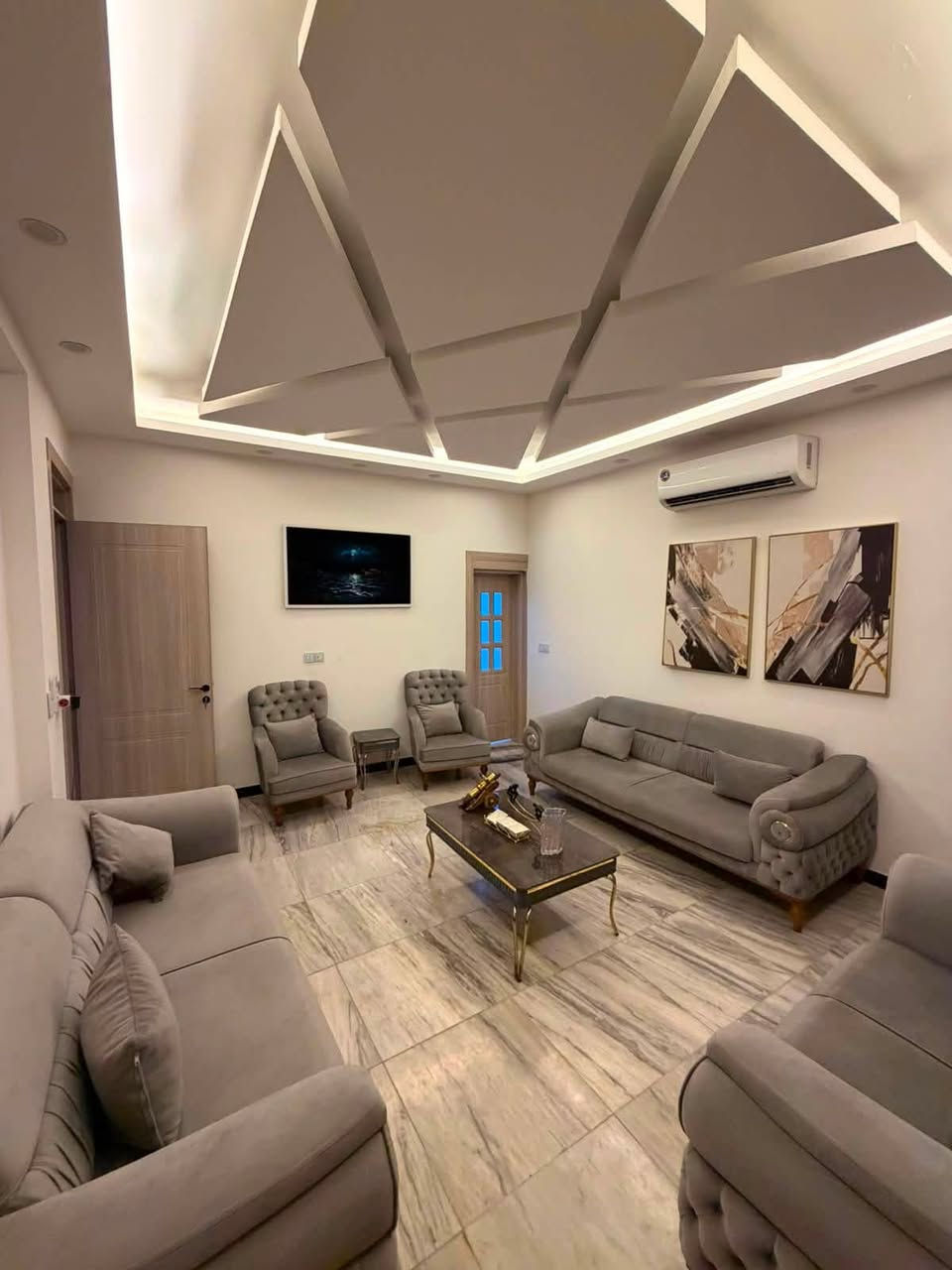 �✨ للإيجار في السيدية – بيت راقي ومميز ✨🏡
🌟 بيت بمساحة 150م
🛏️ يتكون من:
✅ 4 غرف نوم
✅ صالة واسعة
✅ مطبخ مرتب
✅ خدمات متكاملة

🔥 مؤثث بالكامل (أثاث زيرو)
⚡ كهرباء مجانية
☀️ منظومة طاقة شمسية
🏠 البيت جديد ونظيف
🎙️ نظام أليكسا للتحكم بالصوت

💰 السعر: 2,500,000 دينار فقط

📞 للاستفسار والحجز:
مكتب الرواد للوساطة العقارية
📱 ***********
📱 ***********

✨ راحتك تبدأ من هنا… بيتك الذكي بانتظارك
