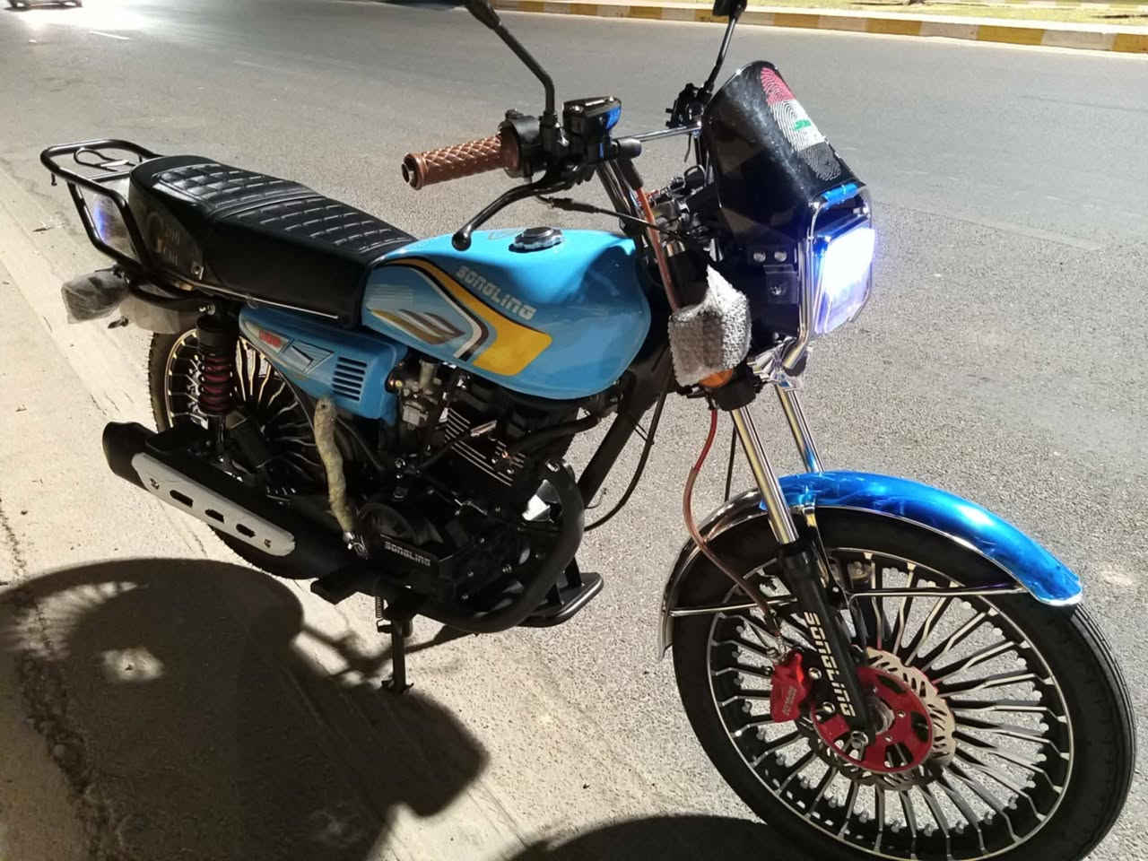 للبيع سونلك موديل 26 محرك 200 جاكوج بيه اوراق دراجه جديده حيل بعده زيروووو سبانه ماممدود عليه سعر مليون و50 العنوان الرمادي الورار الشقق الحجريه رقم الهاتف ***********
