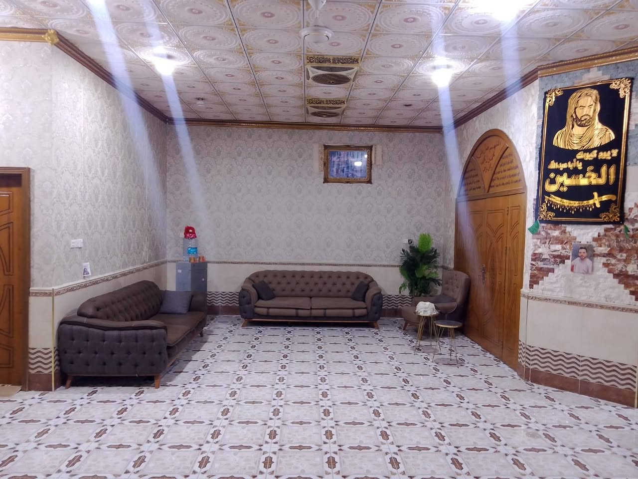 سلام عليكم 
يعلن مكتب عقارات الأصدقاء 
عن وجود بيت للبيع 
العنوان البصره قضاء ابو الخصيب حي العسكري 
جنس العقار طابو صرف عرصه 
المساحه 200م
يحتوي البيت على كراج + ديوانيه + صاله + غرف نوم 2 + صحيات داخليه و خارجيه 
السعر 160 مليون وبي مجال 
الاستفسار انتصل على الرقم (***********)
