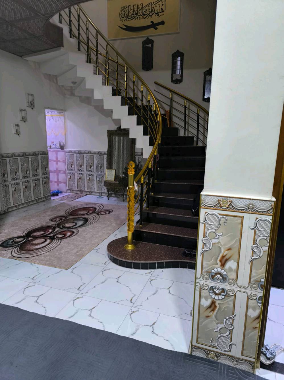 المساحه الكليه 200 متر ومساحة البناء 160 متر
الطابق الأرضي غرفه واحده 5*5.5 ومطبخ 5*4 وصاله مفتوحه 10*4 مع درج دائري واستقبال 6*5 مع صحيات داخليه وخارجية الگراج 6*4 مع حديقه 3*3 والطابق الثاني ثلاث غرف مع صحيات والبيتونه 4*8 والسطح شتايگر وتوجد سقيفه كيسبان للگراج وسنة البناء 2020 كله طابوق علما أن الأثاث يباع مع البيت والطابو بأسمي
