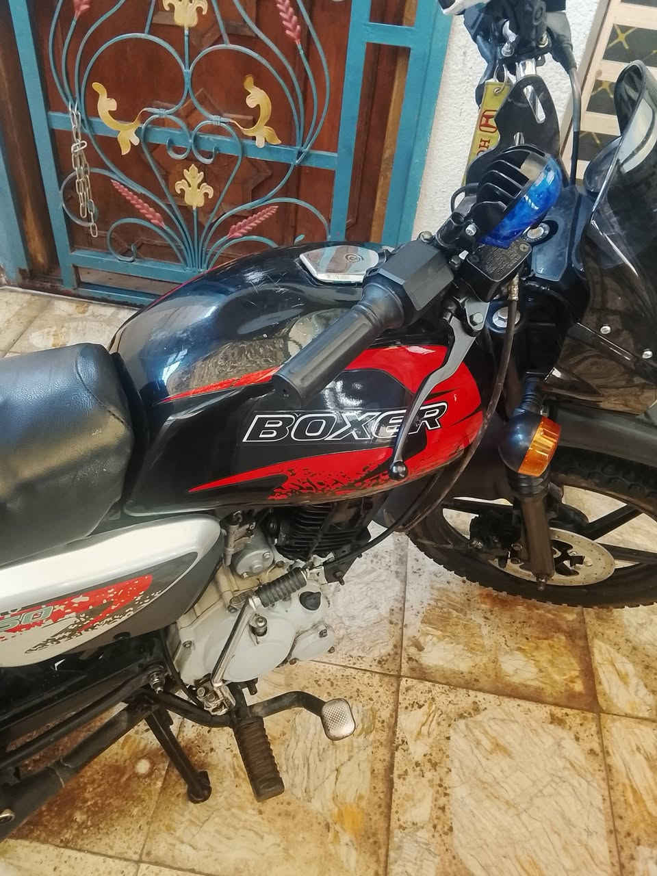 السلام عليكم دراجه بوكسر جبلي موديل 23 اوراق كامله مجفته قبل فتره مصارلها هواي نقصها صونده عمبار بريك امامي ودرع امامي ومرايات سعرها 1300 مكاني بغداد ابودشير ***********
