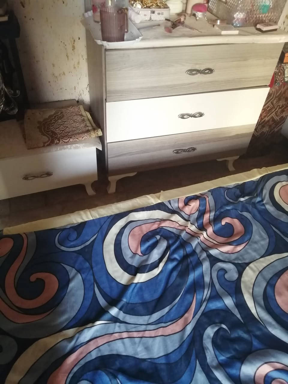 غرفة النوم للبيع سعره ١٧٥ التواصل علا رقم ***********
