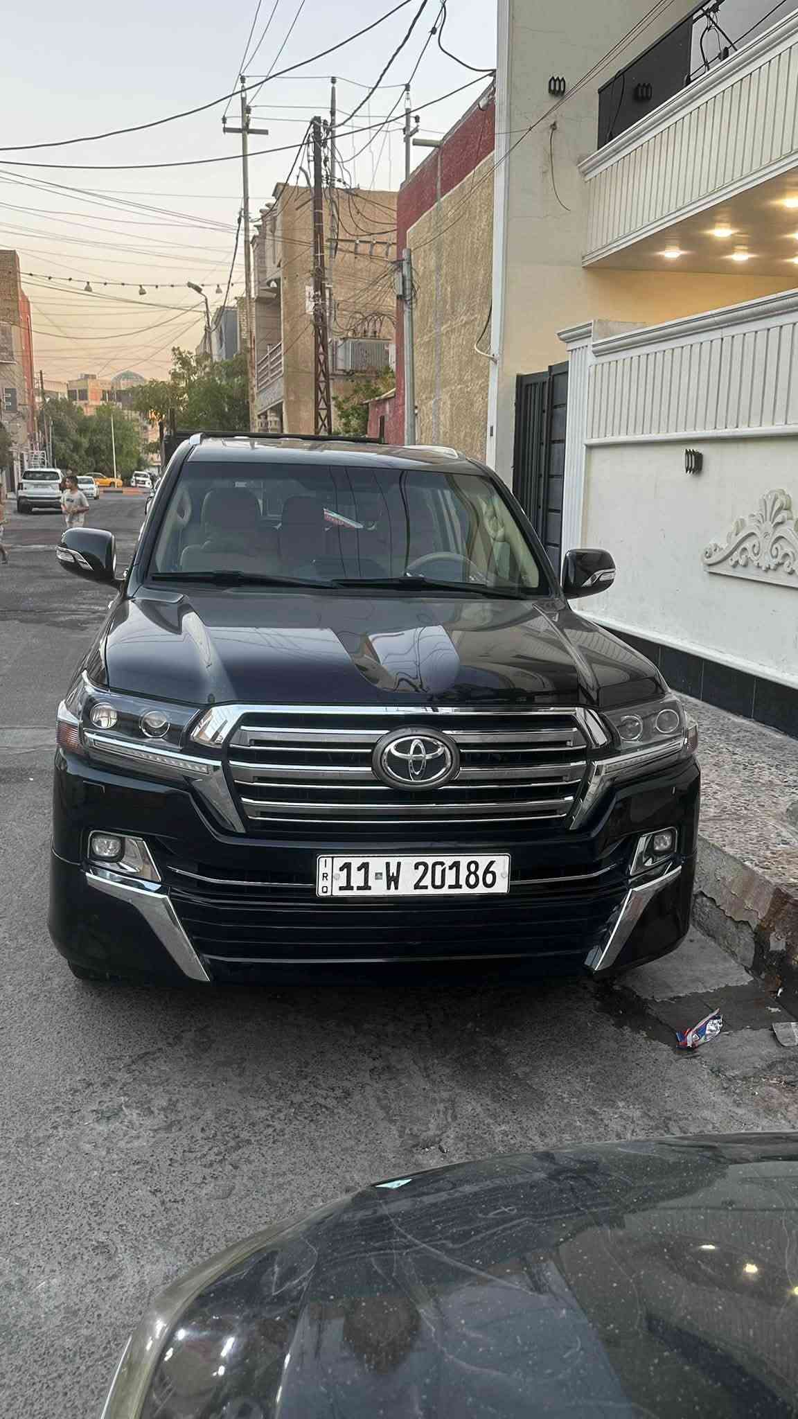 السلام عليكم لاندكروز 2017 ماشية 106الف بيها بارد بلباب ودعاميات صبغ السونار مرفق السعر 405العنوان بغداد الشعب للاتصال ***********
