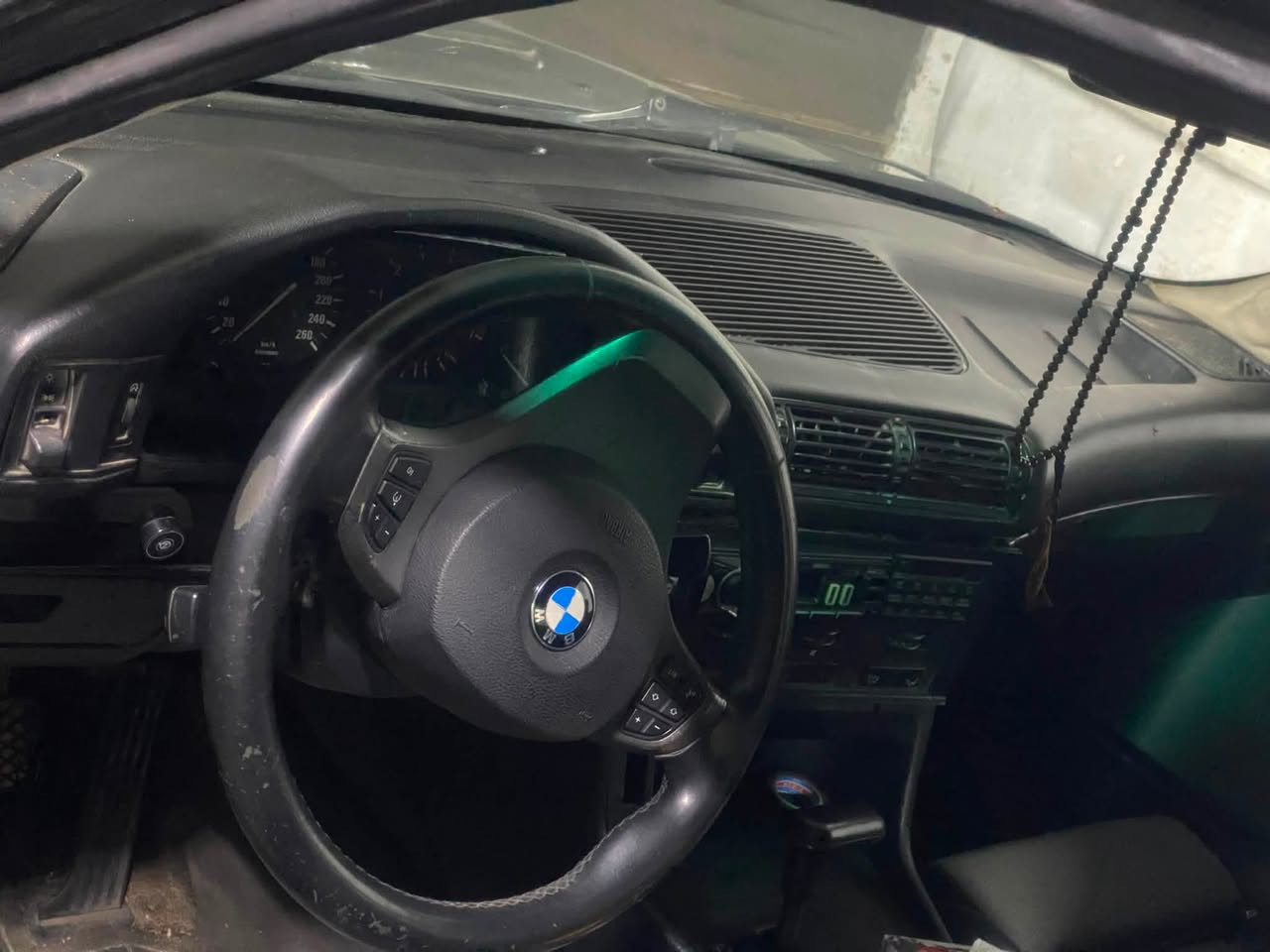 السلام عليكم من بعد اذن الادمن المحترم للبيع Bmw535
مديل ١٩٩١ اصل ٥٣٥ 

كير اوتو 

دعاميات ام 

سلايد طكتين 

كهربائيات كلهة شغاله 

تبريد ويه السويج 

غرفه كشنات ام كهرباء 

مصبوغه جديد صار اسبوعين 

ويل خليه تخم تاير جديد 

بيهة منضومة غاز 

الكير بي تخير بل بك منقص دهن لو فلتر 

القماره مالتهة مبدله ومشتغليهة شغل  مضبوط راجعه بلاد علمود السلايد 

سياره حلوه ومرتبه 

مكاني بغداد السيديه 

للبيع فقط 

*********** 

*********** 

السعر 

٤٠ ورقه وبيهة مجال كلش بسيط حك الجيه
