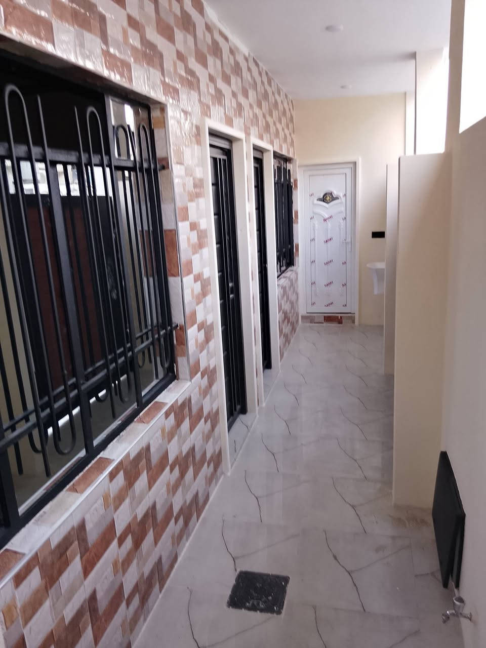 سلام عليكم للاستتمار دار للبيع معزول أول عن تاني بحي صدام مدخل أول يم جامع نورالدين زنكي موقع حيل حلو مساحة 100 متر طابقين بناء حديد زيرو طابق أول يتكون من غرف نوم واستقبال وهول مطبخ وصحيات 
طابق تاني يتكون من 3 غرف نوم مطبخ وصحيات سعر دار 105 مليون بي مجال لاستفسار اكتر هدا رقمي ***********
