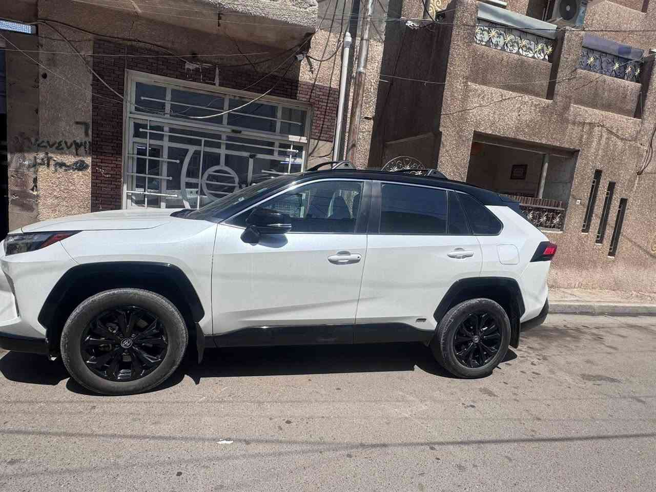 ​🚨 للبيع: تويوتا راف فور (Toyota RAV4) - فئة XSE HYBRID 🚨
✨ السيارة بحالة ممتازة جداً - الفئة الرياضية والأعلى رغبة (اقتصاد وقوة مذهلة) ✨
​⚙️ المحرك والأداء:
​المنظومة: محرك 2.5 لتر 4 سلندر + منظومة هايبرد Hybrid (اقتصادية جداً في استهلاك الوقود).
​القوة: 219 حصان مع تسارع وقوة ممتازة.
​نظام القيادة: دفع رباعي ذكي مستمر (AWD-i) مع وضعيات قيادة متعددة (Eco / Sport / Trail / Normal).
​ناقل الحركة: أوتوماتيكي سلس متطور (e-CVT).
​🚘 المواصفات الخارجية (XSE Sport Package):
​التصميم: لون أبيض لؤلؤي مميز مع سقف وجناح باللون الأسود اللامع (Two-Tone).
​اللمسات الرياضية: شبك، صدامات، حواف العجلات، ومرايا جانبية باللون الأسود اللامع (Piano Black).
​السقف: فتحة سقف كهربائية + سكك (عارضات) تحميل على السقف.
​الويل كب : ألمنيوم مقاس 18 بوصة باللون الأسود الرياضي.
​الصندوق الخلفي: فتح وإغلاق كهربائي .
​الإضاءة: مصابيح أمامية وخلفية LED متطورة.
​🛋️ المقصورة الداخلية والرفاهية:
​المقاعد: جلد فاخر بتطريزات رياضية زرقاء مع خاصية التدفئة للمقاعد الأمامية + تحكم كهربائي بمقعد السائق.
​الشاشات:
​شاشة عرض وسطية تعمل باللمس تدعم Apple CarPlay و Android Auto.
​شاشة عدادات رقمية (دجتال) أمام السائق.
​التكييف: أوتوماتيكي ممتاز مزدوج المناطق (Dual Zone) مع فتحات تكييف خلفية.
​🛡️ أنظمة الأمان والسلامة (Toyota Safety Sense):
​المرايا الجانبية: تحتوي على رادارات / نظام التنبيه للنقاط العمياء (Blind Spot Monitor).
​الرادار الأمامي: مثبت سرعة تفاعلي/تكيفي + نظام الحفاظ على المسار والتنبيه عند الخروج عنه.
​الكاميرات: كاميرا خلفية ملونة مع حساسات مساعدة.
​📌 اللوحة / :  (بغداد / حرة تحويل ثاني يوم ).
📌 حالة السيارة: (  سيارة بجم كبس حادثها صندوق خلفي وكلشي واضح بالصور والمنشور مكفولة من الصبغ والضرر عدا حادث أمريكا).
📍 الموقع: (بغداد / شارع فلسطين او بلديات).
📏 المسافة المقطوعة (الممشى): (٢٥.٠٠٠ الف كيلومتر قابل للزيادة ).
💰 السعر المطلوب: (٢٥ الف دولا ٢٥٠ ورقة بيها مجال جدا قليل ).
​📞 للتواصل والاستفسار:
​رقم الهاتف: [ *********** ]
​واتساب: [ *********** ]
⭕️ ملاحظة :- التواصل مع صاحب الرقم  حصرا مكلف بالنشر
