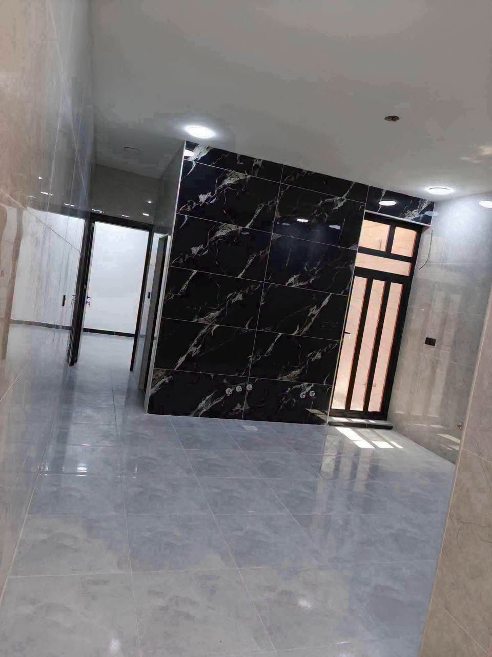 سعر مناسب
دار للبيع  100 متر
الواجهه 5  النزال  20  ' يحتوي على 4 غرف 
 بناء حديث درجه اولى ضلع منفصل
1⃣الطابق الأول : 
▪️صاله مطبخ غرفة نوم حولي درج خدمات
2⃣الطابق الثاني
◽️ 3  غرف نوم ' خدمات ' بيتونه ' سطح
موقع مميز حي الجهاد/   الرفاق الاولى
0776608072
