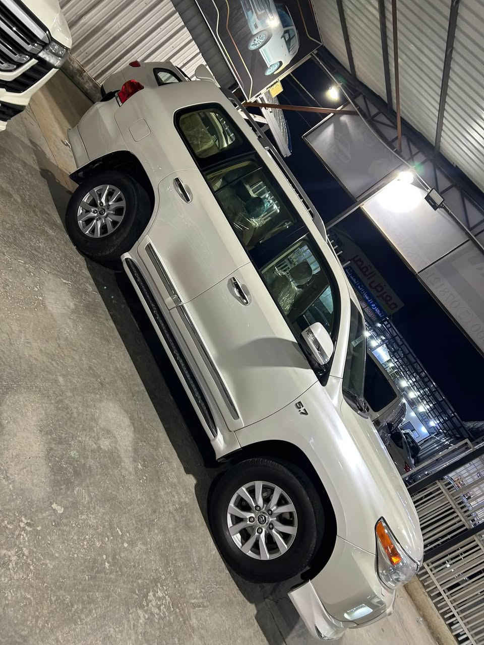لاندكروزر VX-R • ٢٠١٤ • جلد ابيض