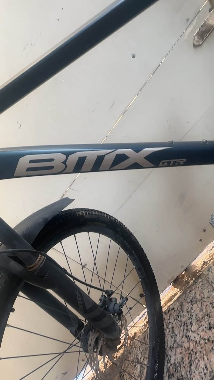 السلام عليكم بيع بايسكل BMX GTR (Sport Edition باسيكل نضيف وعلى ضمانتي مستعمل عدة اشهر لونة مميز لون نفطي ونوع الحديد مالتة المنيوم نضيف عدد السرعات الامامية 7 مسننات والخلفية3 مسننات  نوع المكابح(البريك)  (Mechanical Disc Brakes. الإطارات: إطارات جبلية بنقشة عريضة ومضلعة (Off-road knobby tires) لتوفير ثبات عالي.نوع الصنبرات (Front Suspension)وضيفتها تمتص الصدمات الامامية 

سعر البايسكل 120 بي مجال بسيط للشراء.     بايسكل بي ام اكس 
رجاءآ رجاءآ فقط الشراي يدخل خاص 

الباسيكل بي مشكلة بسيطة الحاب يعرف نوع المشكلة ييجيني واتساب 
***********

اصحاب الخبرة لا تفوتون هاذ البايسكل لان ماركة عالمية وبايسكل جبلي يتحمل الطسات مال بغداد
