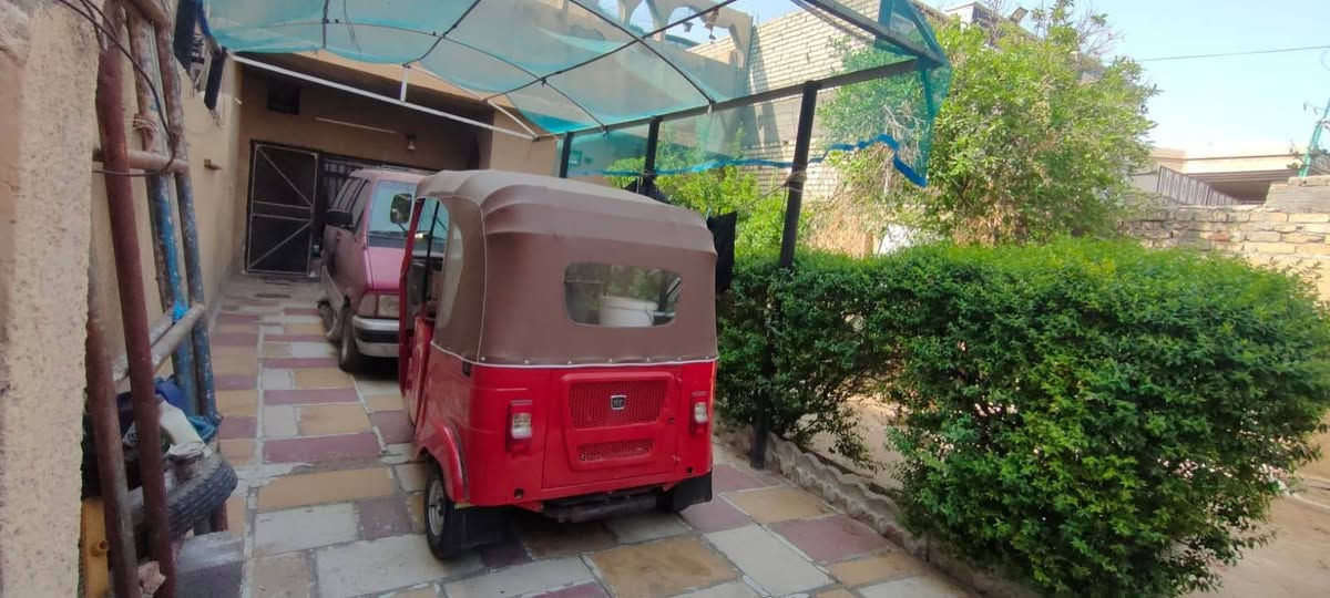 👋 سلام عليكم 👋
---------------

🔴 دار 🏠 للبيع 🔴

---------------

🔴 مكان / بغداد / الشعب / شارع الصحه مقابيل جامع ( قباء ) سابقا ( الامام الحسن ) حالياً 

---------------

🔴 نوع العقار 🔴 ملك صرف

---------------      -----------

🔴 المسـاحه 📐    269 متر 

🔵الواجه 8   متر وشويه 

🔵 النزال 33 متر  

---------------

🔴 مواصفات البناء 🔴

🔵 بناء طابقين 🔵

---------------

🟡 الطابق الارضي 🟡

🟡 طرمه تستوعب سياراين 🚗 بجانبها حديقه بنفس المساحه 

🟡 مطبخ 🍽️ + مخزن 🧺

🟡 استقبال ضيوف 🤝

🟡 صاله ( هول ) 🛋️📺

🟡 غرف نوم 🛌 عدد 2 

🟡 صحيات 🚾 عدد 2 +🚿 حمام🛁 + غرفه غساله 

🟡 منور ( ترك ) عدد 2 

---------------

🟣 الطابق الاول 🟣

---------------

🟣صاله ( هول ) 🛋️

🟣 غرف نوم 🛌 عدد 2

🟣 صحيات 🚽 حمام 🛁 مزدوج

---------------

⚫ سطح عدد 2 ناصي او عالي 

---------------

👁️‍🗨️ ملاحظه 🔴 كل👆 المذكور فوك مساحات واسعه 

---------------

🔴 للاستفسار اكثر 🔴

---------------

 *********** 

📞 بي واتس آب 📱

---------------

السعر 350 وبي مجال للشراي
