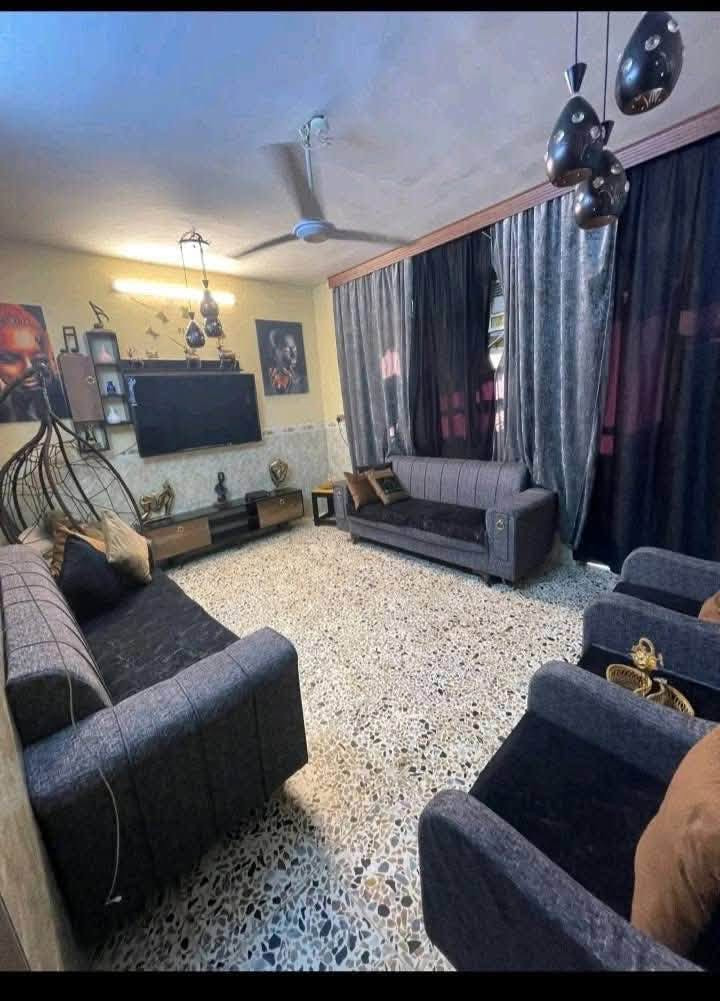 سلام عليكم بيت للبيع 50 متر سند ٢٥
يحتوي على تلاث غرفه نوم وصاله 
ومطبخ وحمام عدد 2 ومنور  
العنوان الشعب حي المصطفى قريب على  حسينية الجواد 
الاتصال ***********
