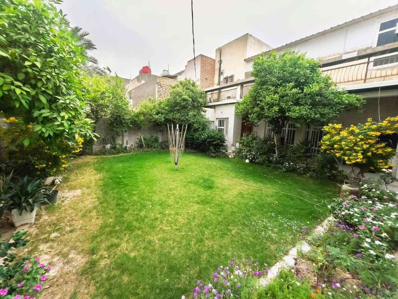 بيت للبيع في حي الضباط خلف المنتزة المساحة ٣٧٥ يحتوي على ثلاث غرف نوم صالة براني مطبخ صحيات داخلية كراج حديقة للاستفسار الاتصال على الرقم *********** بي واتساب
