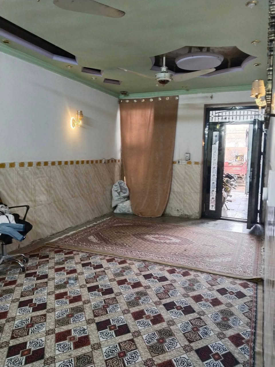 السلام عليكم بيت مساحه 150 طابقين يحتوي على أربع غرف نوم وصاله و مطبخ وكليدور 2  المكان حي الزهراء طابو زراعي سند 25 خدمات كاملة مجاري كهرباء رقم الهاتف *********** السعر 135 وبيه مجال
