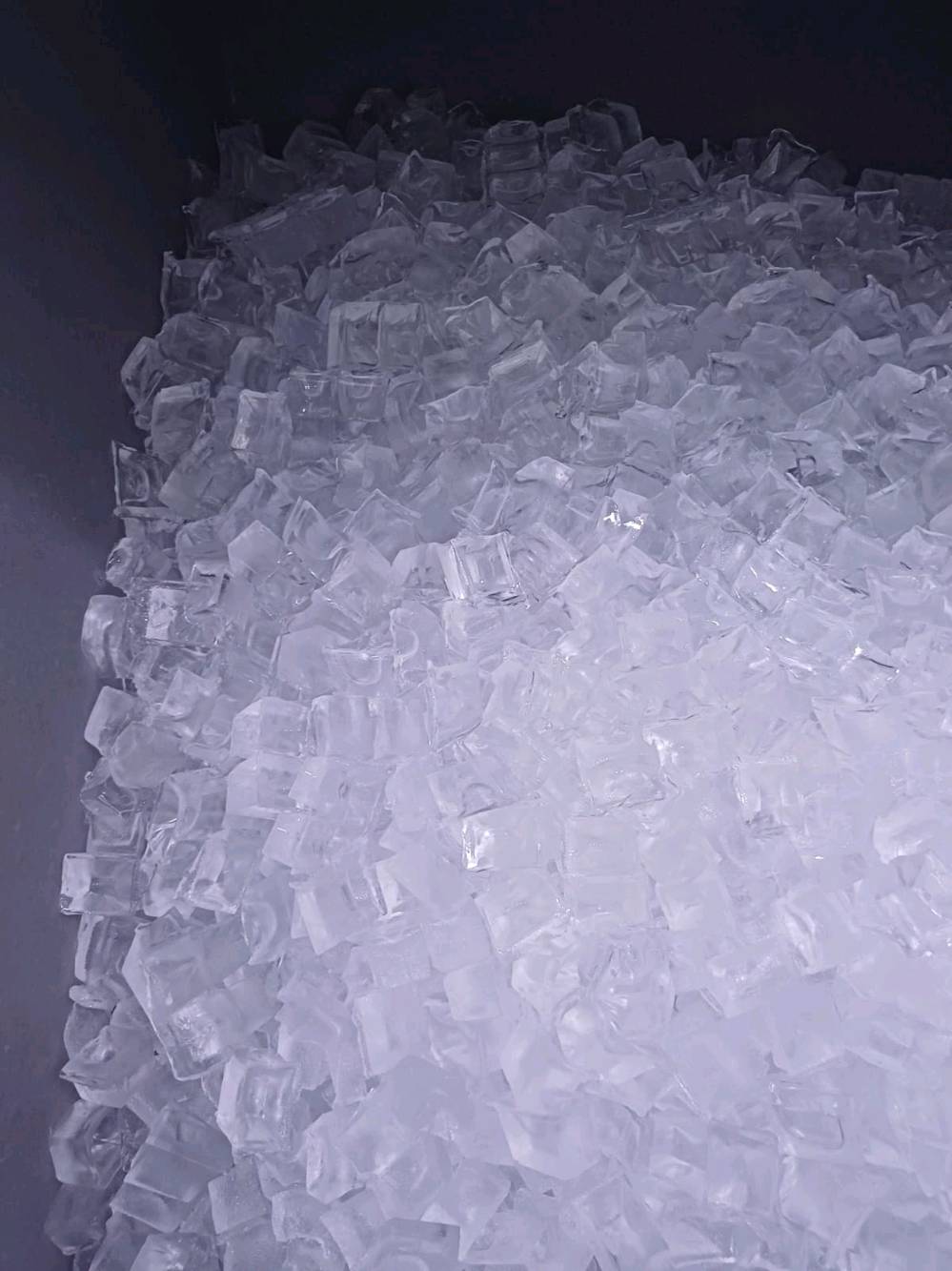 ماكنة صنع ثلج  
  صناعه امريكيا٢٥٠k 
وعندي ثانية ٢٠٠k  ايطاليا
شغالة كامله نظيفة جدا شراي تواصل خاص بيها مجال شويه
الموقع وين بالضبط بالمحافظة/المنطقة؟ وهل أكو توصيل لو استلام فقط؟: 
بغداد استلام فقط ممكن اشوفلك نفل
إلها أي ملاحظة أو عطل بسيط غير إنها شغالة ونظيفة؟ مثل تهريب مي، صوت، ضعف تبريد، أو تحتاج صيانة؟: 
اي عطل لا تحتوي
إذا أريد أشوفها وأفحصها قبل الشراء، تكدر تسمح بتجربة تشغيل مباشر؟ وهل السعر نهائي لو قابل للمساومة أكثر؟: 
نعم فحص امامك