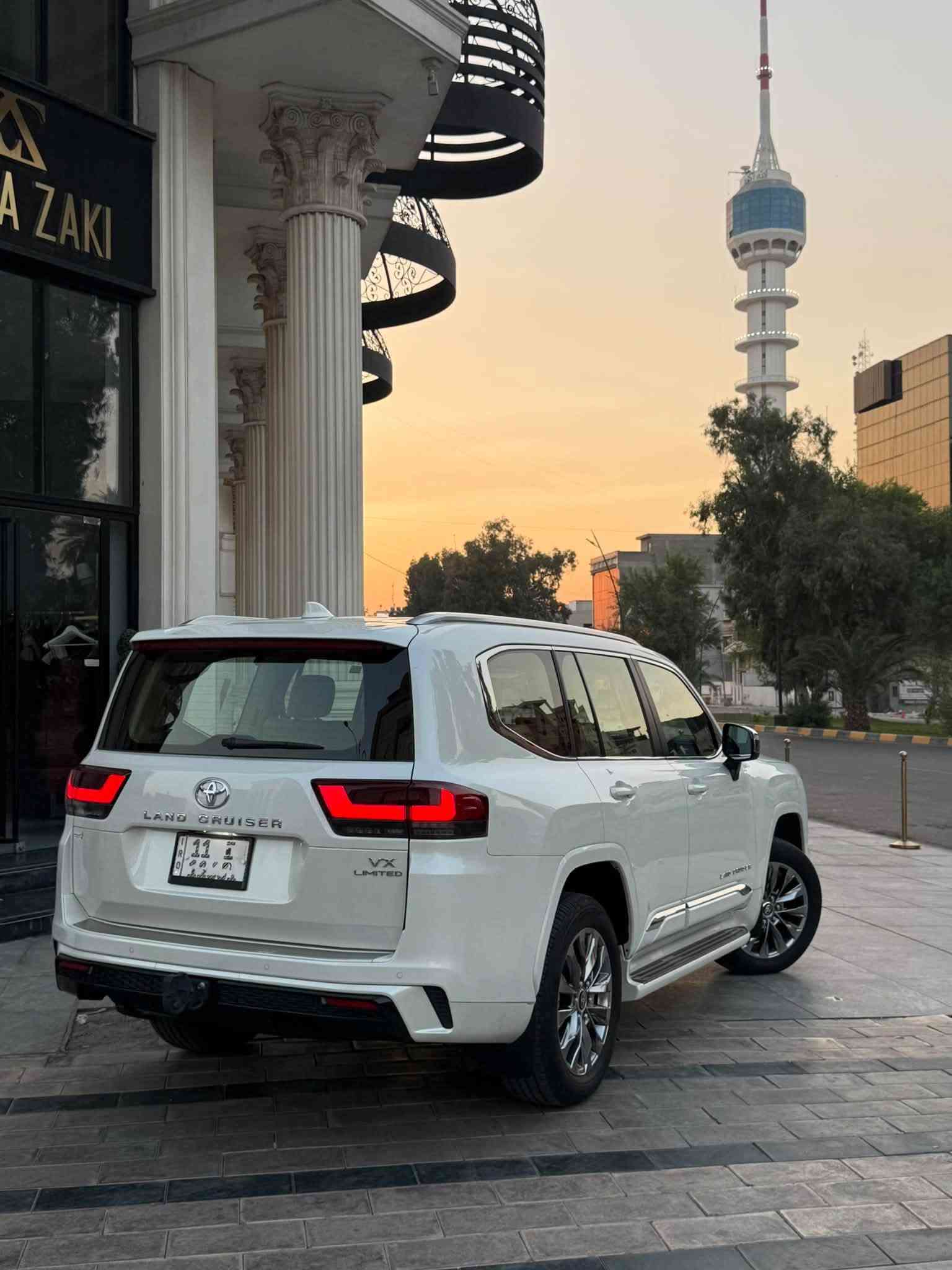 لاندكروز 2025 VX Limited 
السيارة بريم اصل باب اولا
مغلفه ppf من زيرو ضمان 10 سنوات 
كفالة عامة من كلشي 
ماشيه 13 الف كيلو فقط 
السياره بعدهه على وضع الزيرو 
رقم بغداد تحويل مباشر 
السيارة فول مواصفات 1/1 
بيبان شفط 
فلاشات  بل صندوق الخلفي
رادار امامي جانبي خلفي 
نقطه عمياء 
دبل شاحن وايرليس (بريم)
تشغيل عن بعد 
4 كامرات 360 درجة
كراسي امامية تدفئة تبريد
الكراسي الخلفيه تبريد
مكان السيارة بغداد 
رقم الهاتف / واتساب ***********
