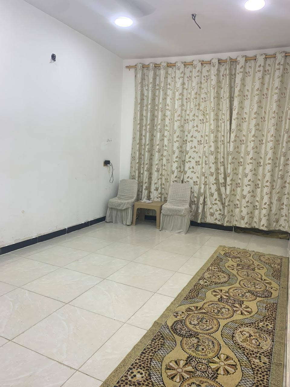 الدار البيع المساحه ١٠٠متر مربع الواجه7 والنزال١٥ السريدات الجديده المربع الثالث شارع منصور طابق وآحد يحتاجله بيتونه وستاره الرقم ***********
